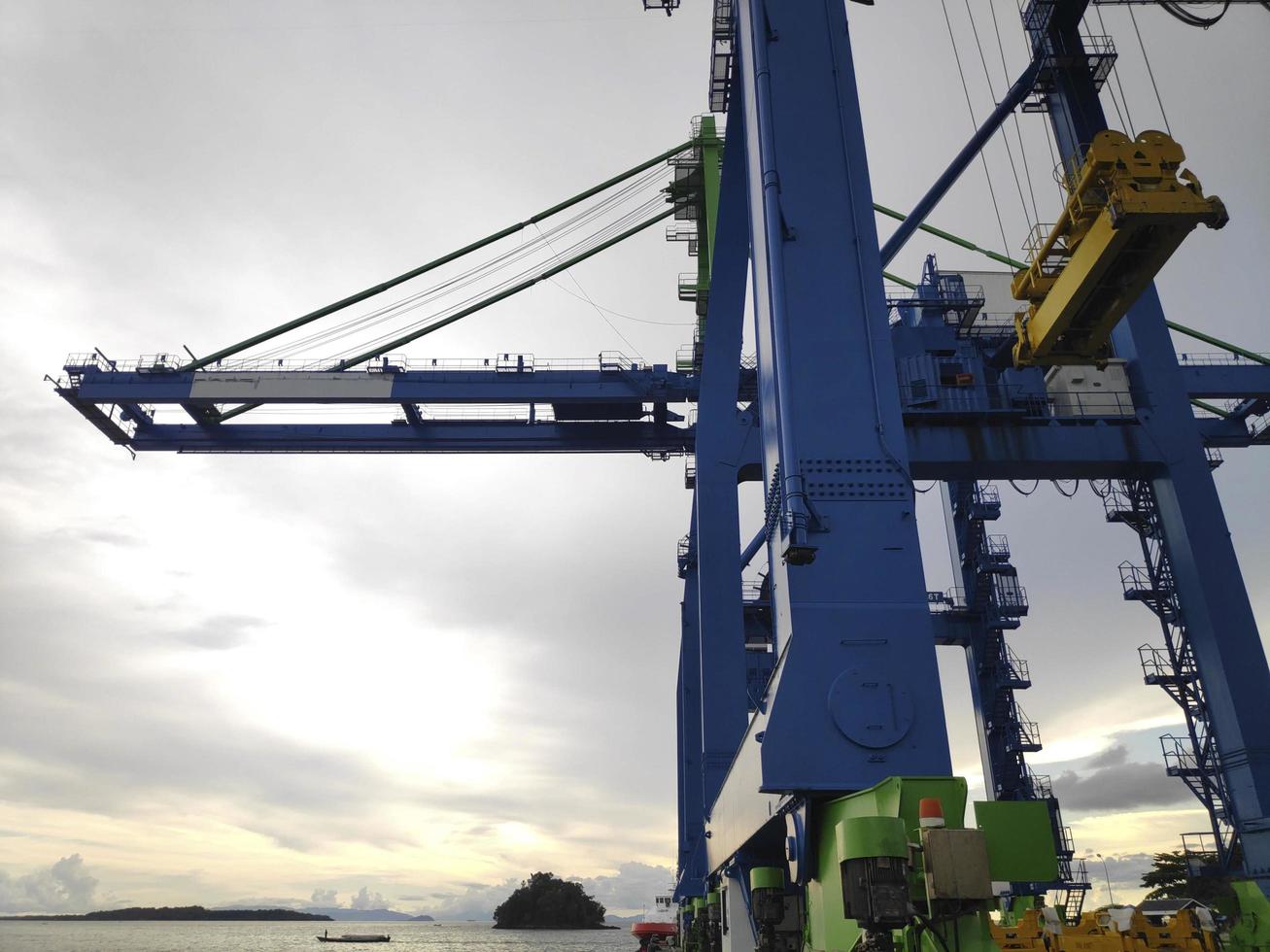 um guindaste de cais gigante na plataforma portuária foto