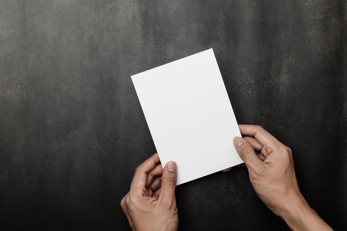 mão segurando a maquete do cartão do convite, modelo de cartão em branco foto