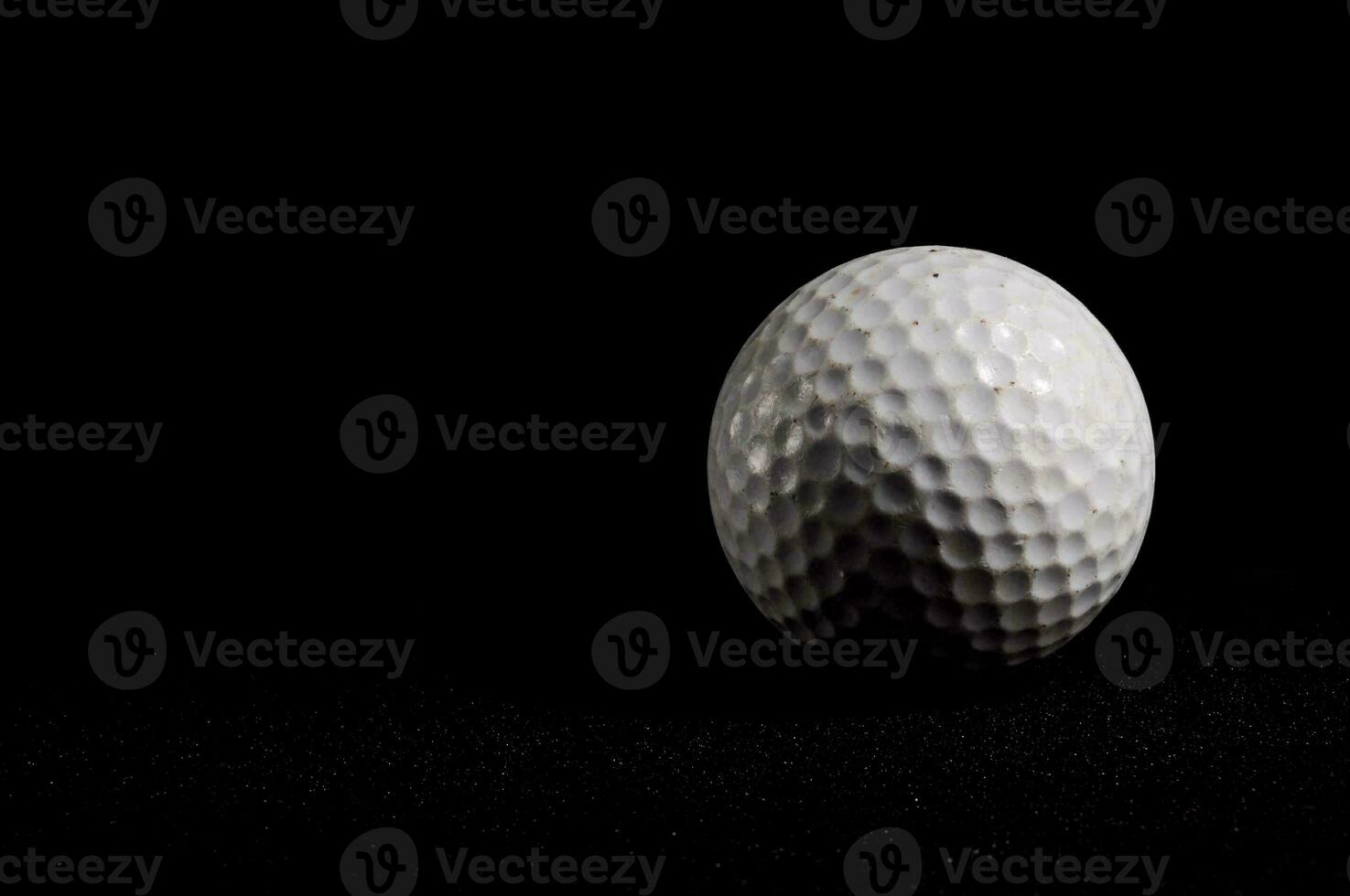 uma golfe bola em uma Preto fundo foto