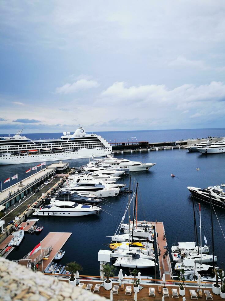 foto do uma movimentado marina preenchidas com branco barcos