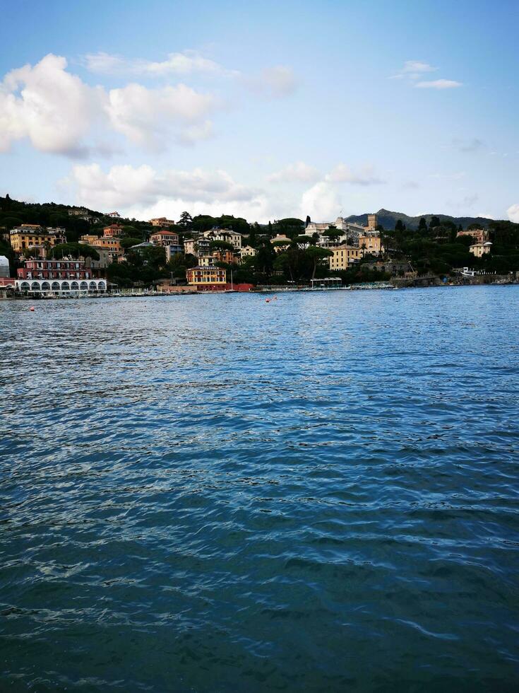 foto do uma pitoresco beira-mar Vila aninhado entre rolando colinas