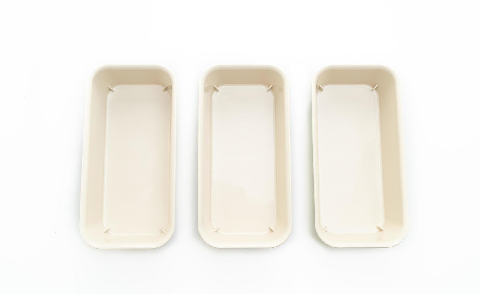 bandeja de plástico ou caixa de plástico isolada no fundo branco foto