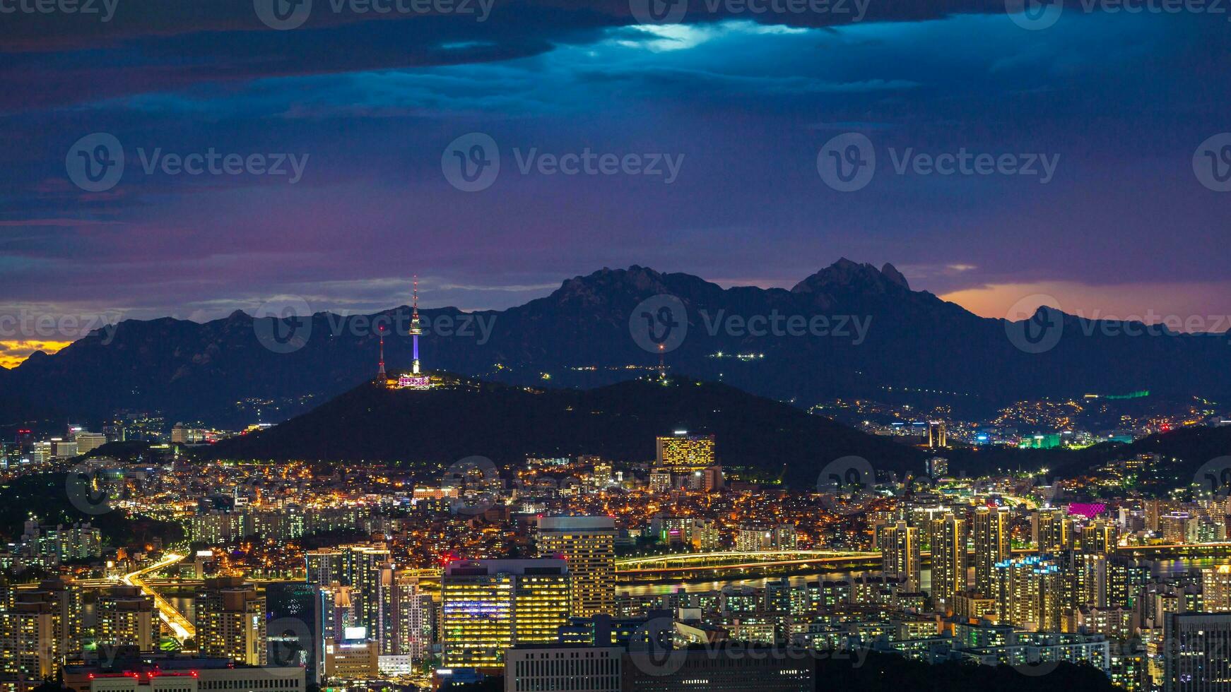 Seul cidade Horizonte e centro da cidade e arranha-céu Visão do Seul às noite é a melhor Visão e lindo do sul Coréia. foto