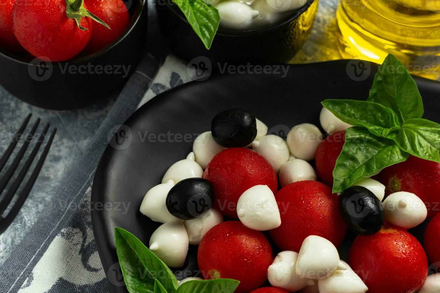 clássico italiano salada caprese servido dentro original Formato com cereja tomates, mini mussarela pérolas, manjericão folhas e balsâmico Esmalte foto