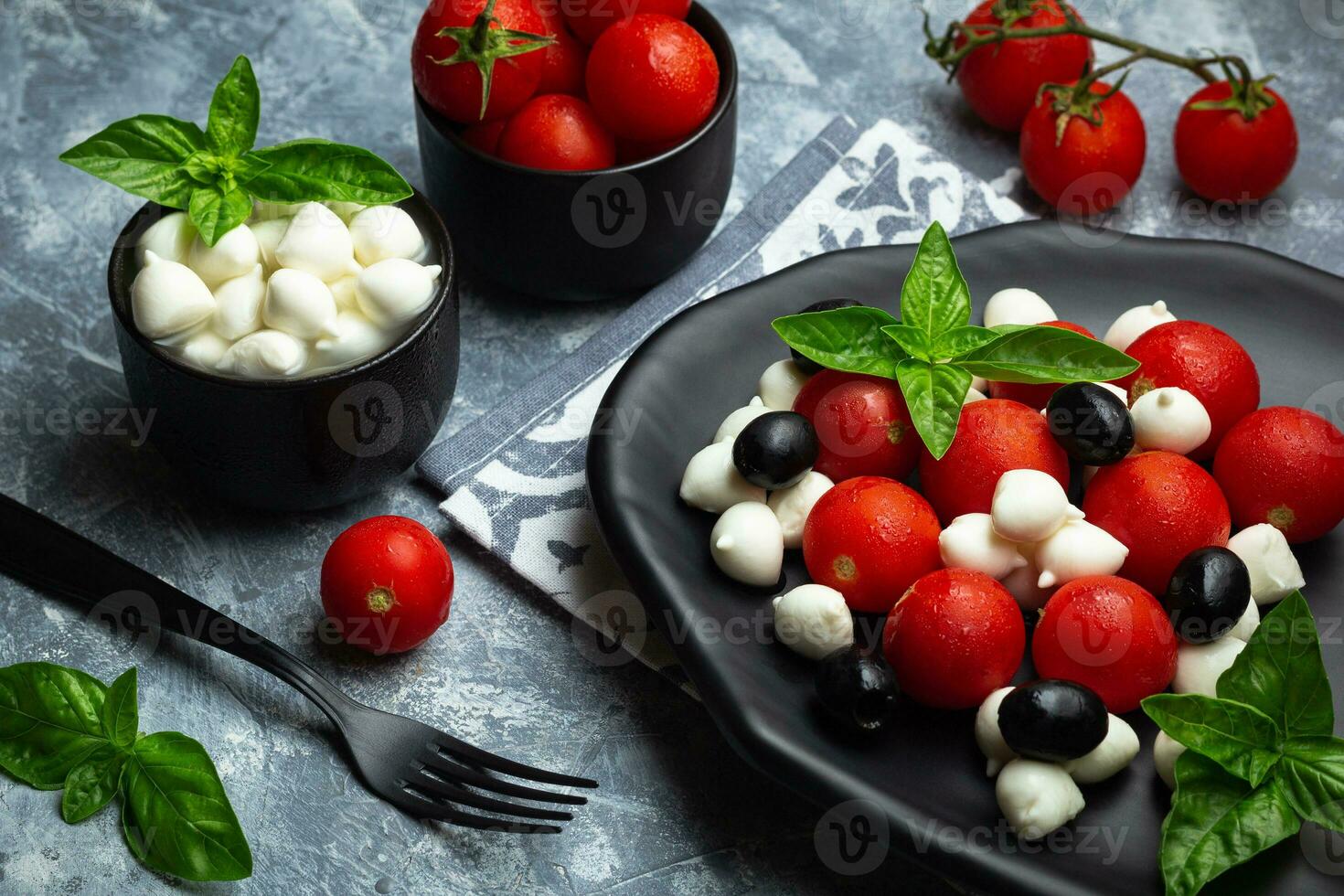 clássico italiano salada caprese servido dentro original Formato com cereja tomates, mini mussarela pérolas, manjericão folhas e balsâmico Esmalte foto