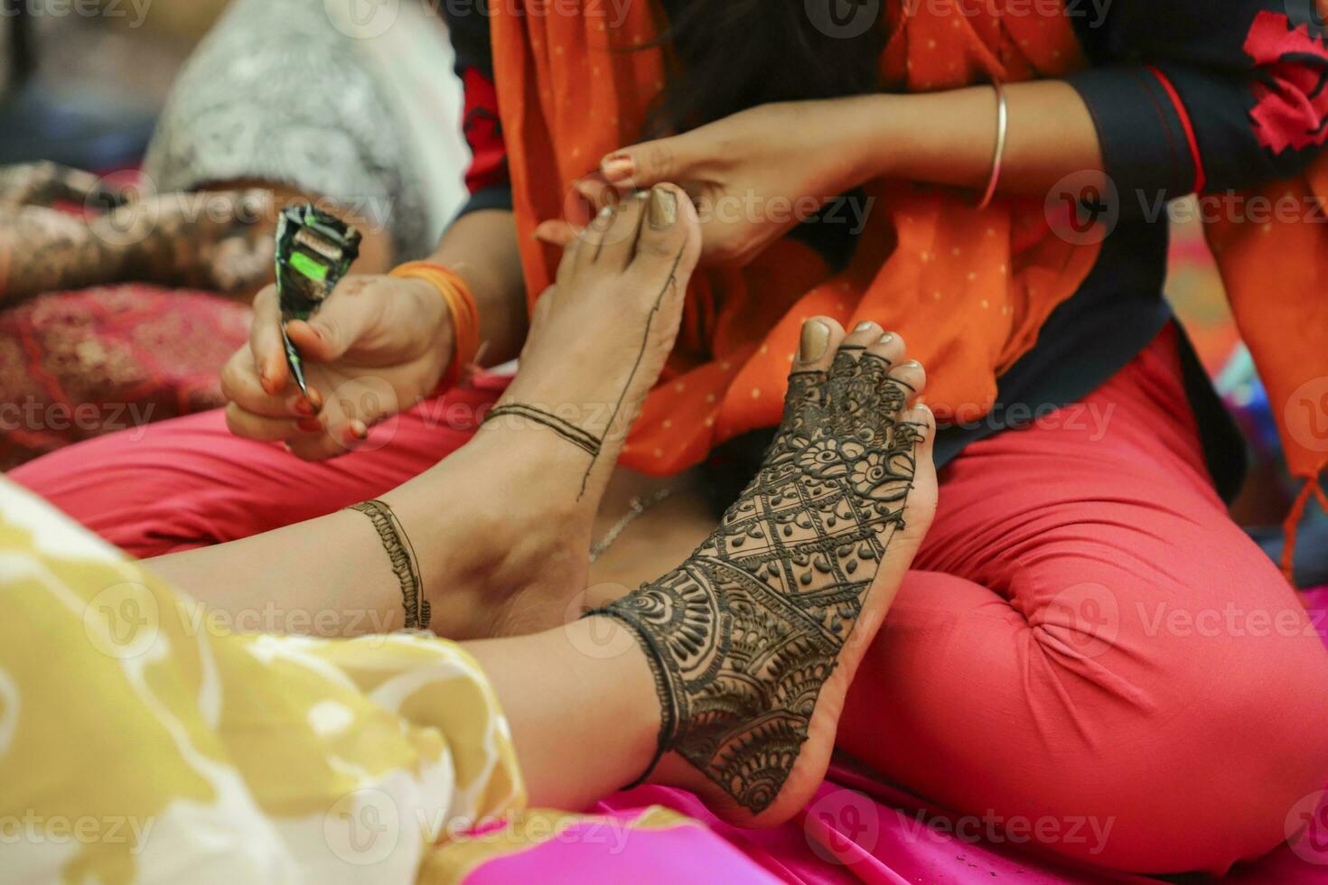 indiano mehndi artista fazer hena Projeto nupcial pé foto