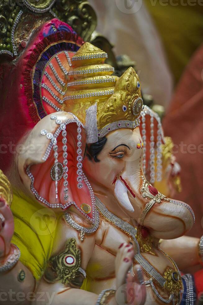 uma lindo ídolo do senhor ganpati em exibição às uma oficina Índia para a festival do ganesh chaturthi foto