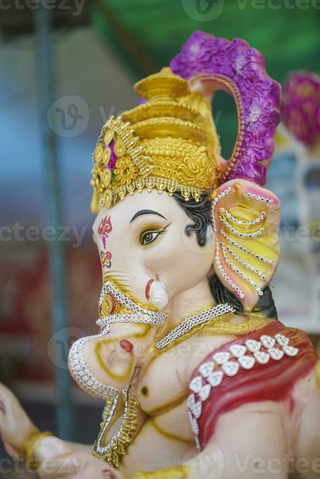 uma lindo ídolo do senhor ganpati em exibição às uma oficina Índia para a festival do ganesh chaturthi foto