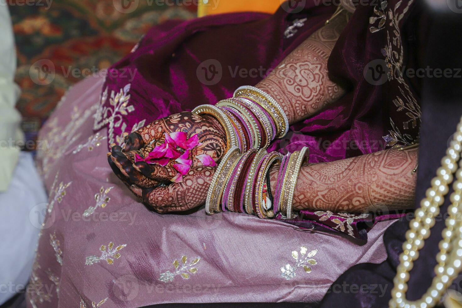 noiva segurando flor, indiano Casamento cerimônia foto