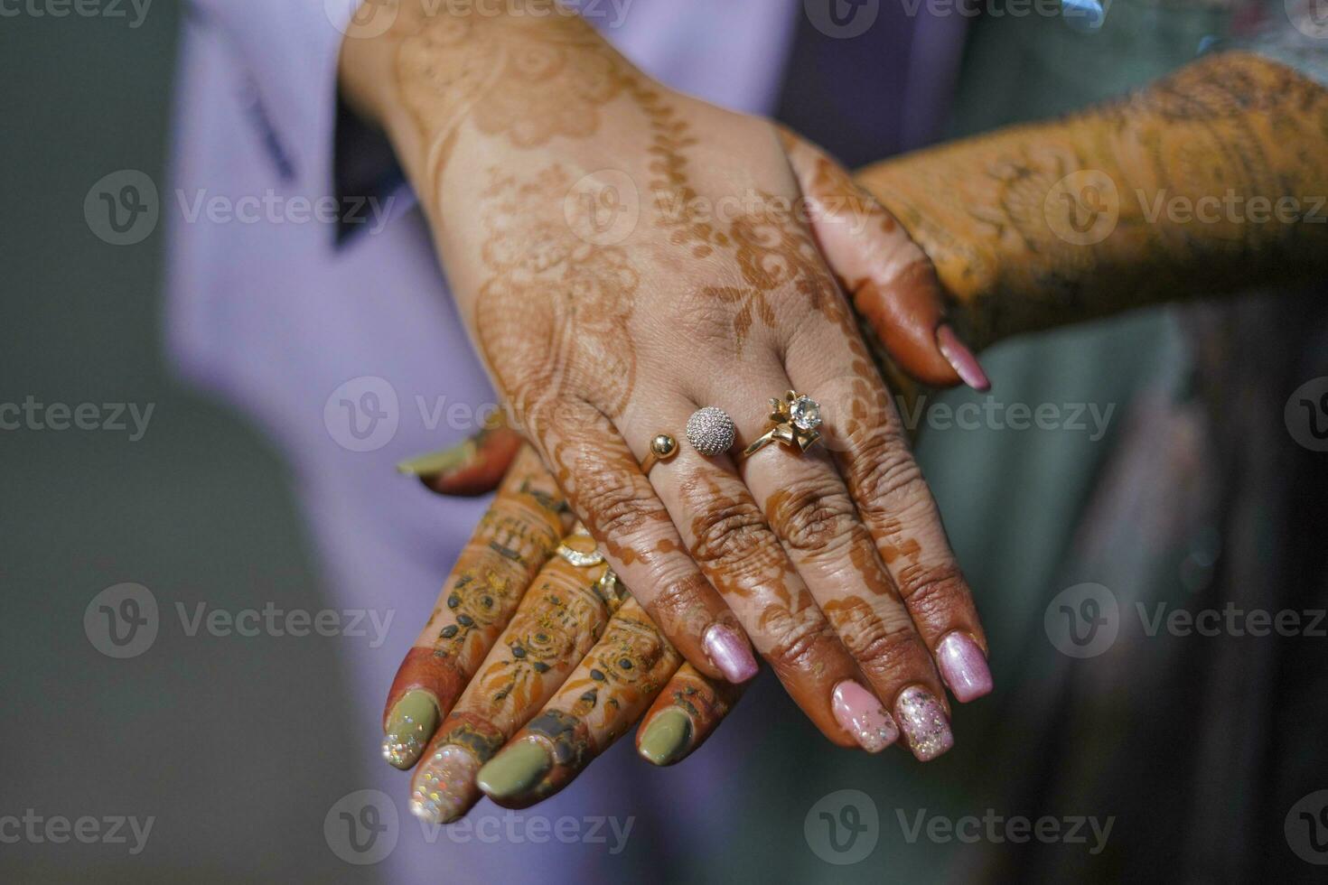 indiano noiva mostrando dela mehndi e anel dentro indiano Casamento foto