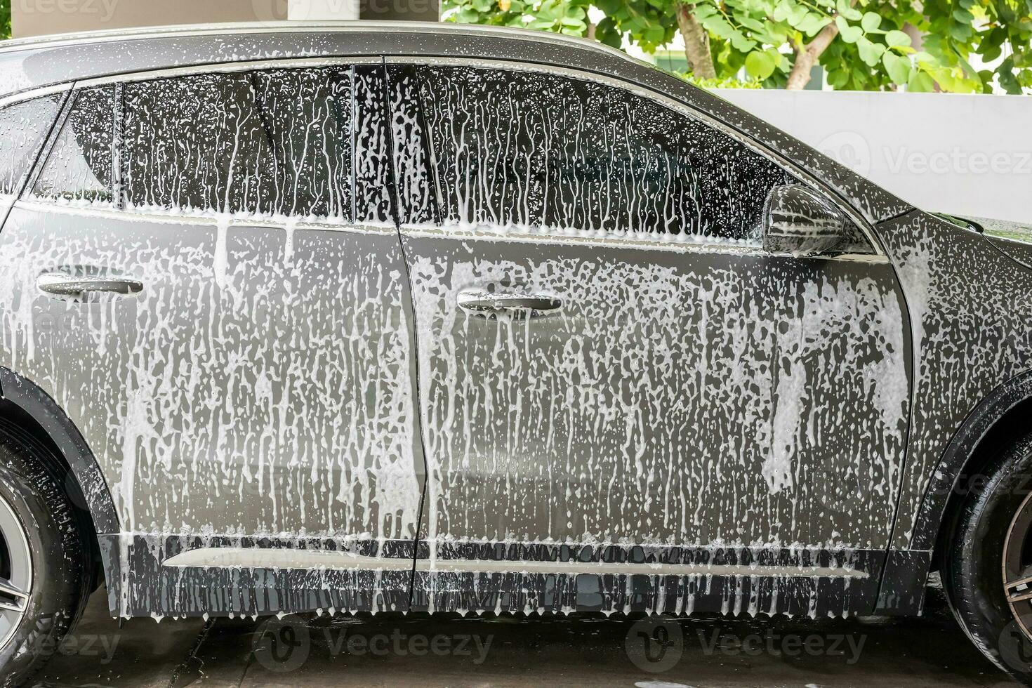 carro limpeza e lavando com espuma Sabonete foto