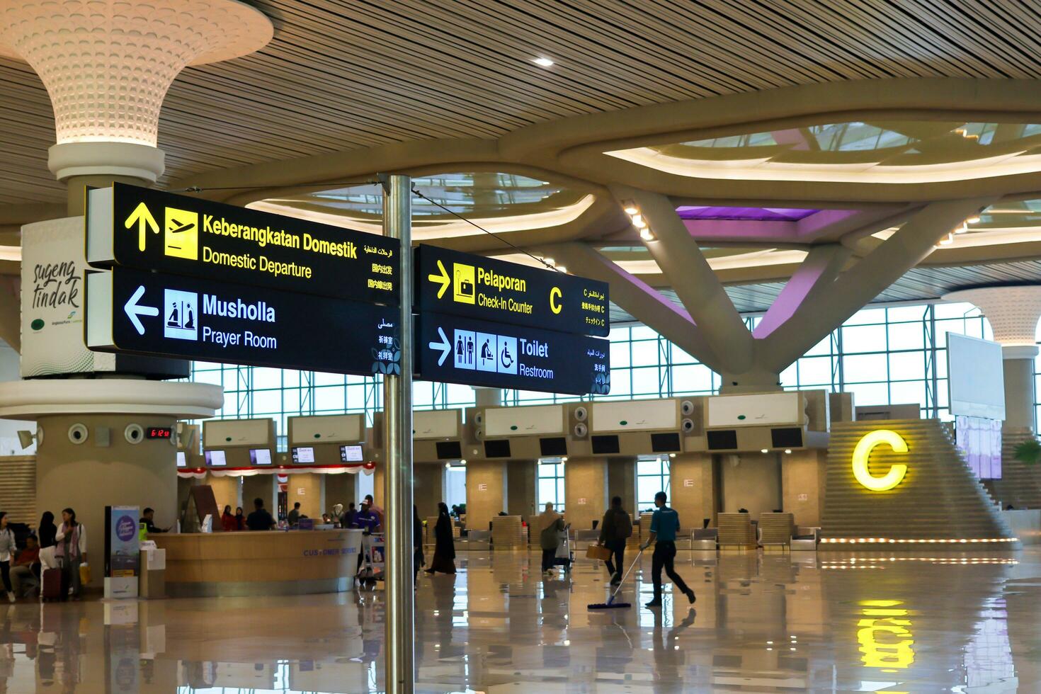 direcional placa às a aeroporto Como em formação para passageiros. yogyakarta internacional aeroporto sim é moderno instalação servindo internacional e doméstico voos. kulon progo - Indonésia 09 03 2023 foto