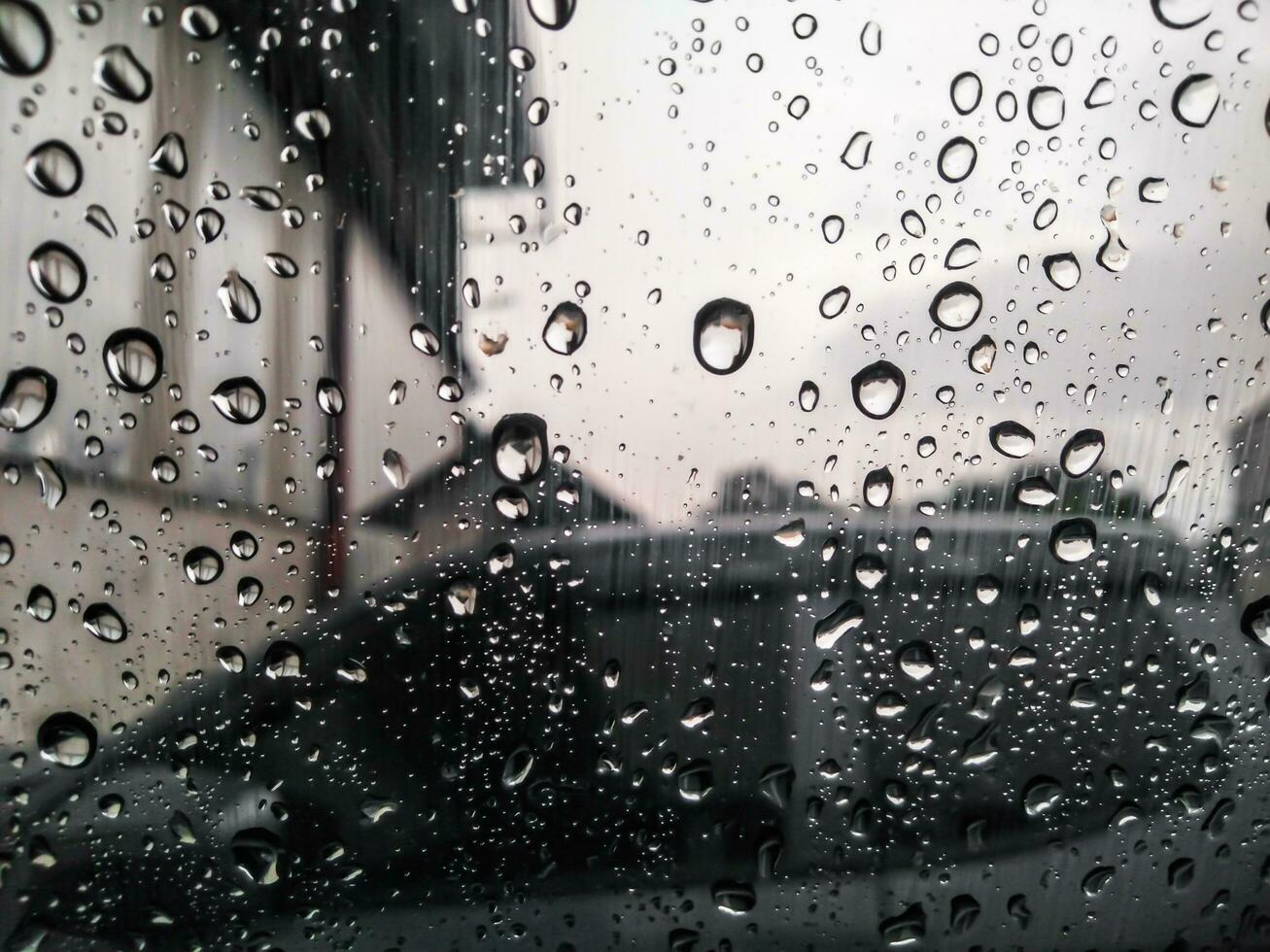 chuva gotas em carro parabrisa influência veículo dirigindo, tempestade clima previsão, chuvoso estação foto