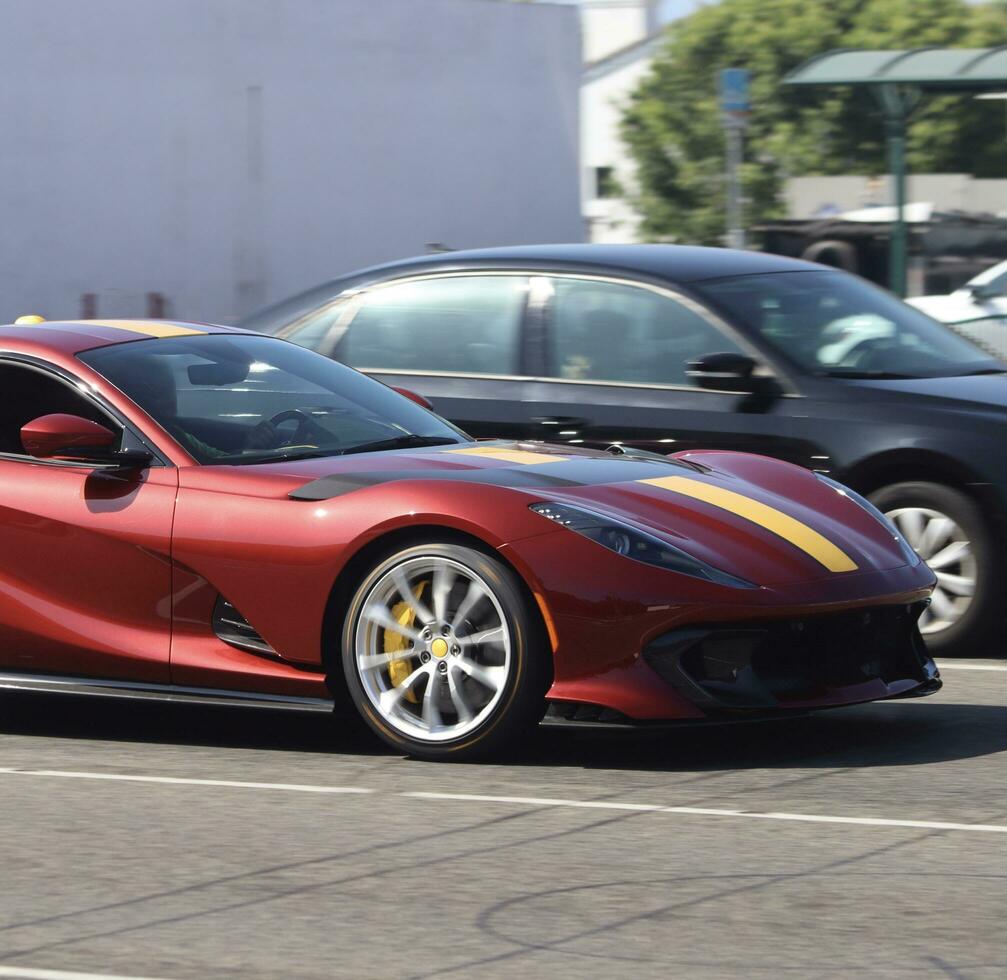 lindo Novo vermelho Esportes carro dentro movimento foto