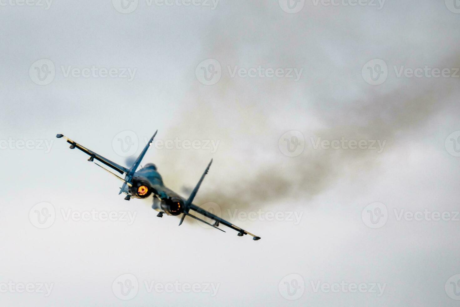 militares lutador jato avião às ar base. aeroporto e aeródromo. ar força voar Operação. aviação e aeronaves. ar defesa. militares indústria. mosca e vôo. foto