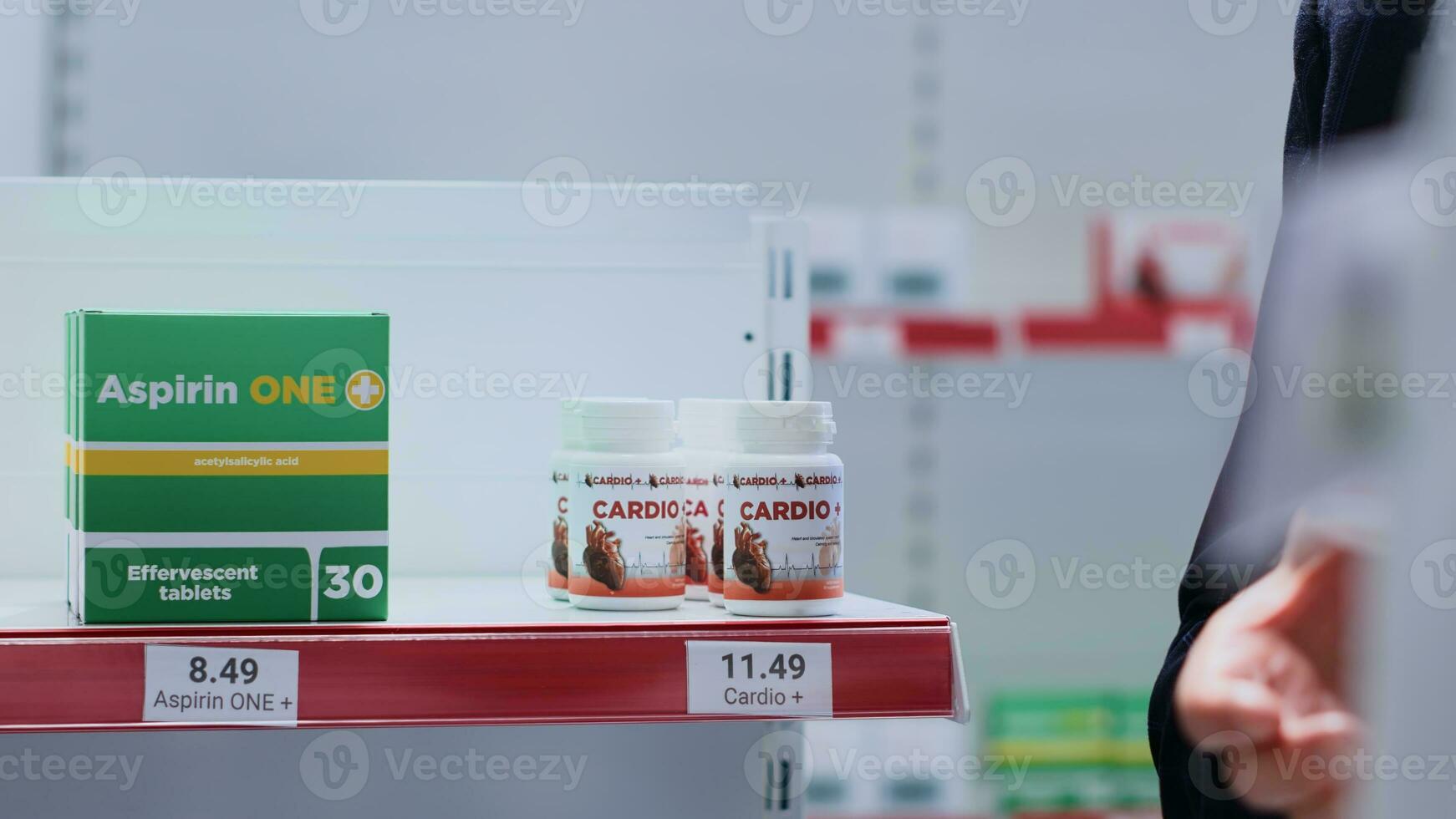 fechar acima tiro do cardiovascular tratamento comprimido garrafa em farmácia prateleiras ser escolhido de farmacêutico oferta cliente melhor cura para dele doença, mostrando perícia e conhecimento foto