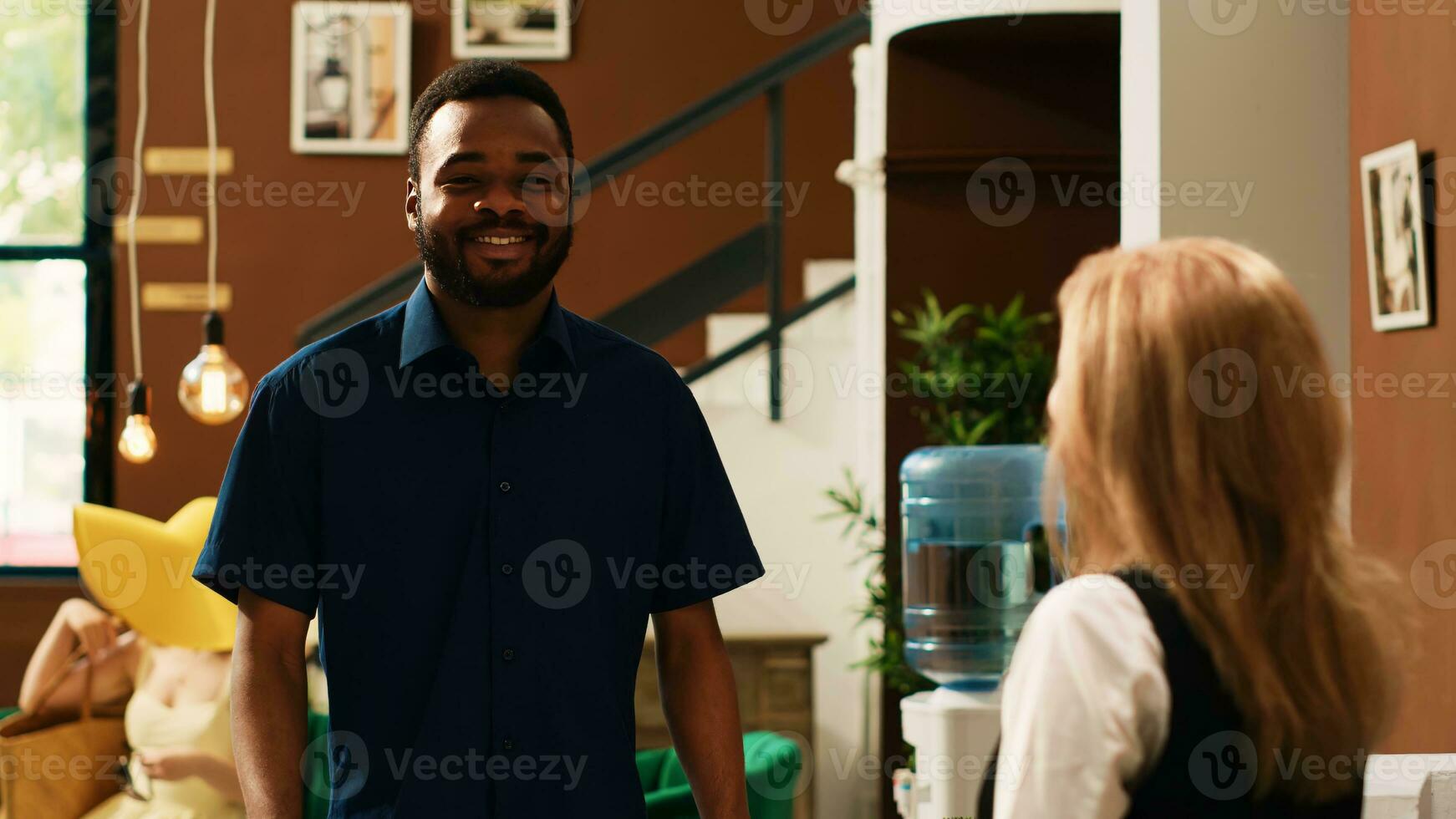 jovem viajante A chegar às tropical hotel durante horário de verão férias, Verifica dentro às moderno frente escrivaninha. homem convidado com quarto reserva esperando às exótico recorrer recepção, lazer atividade. foto