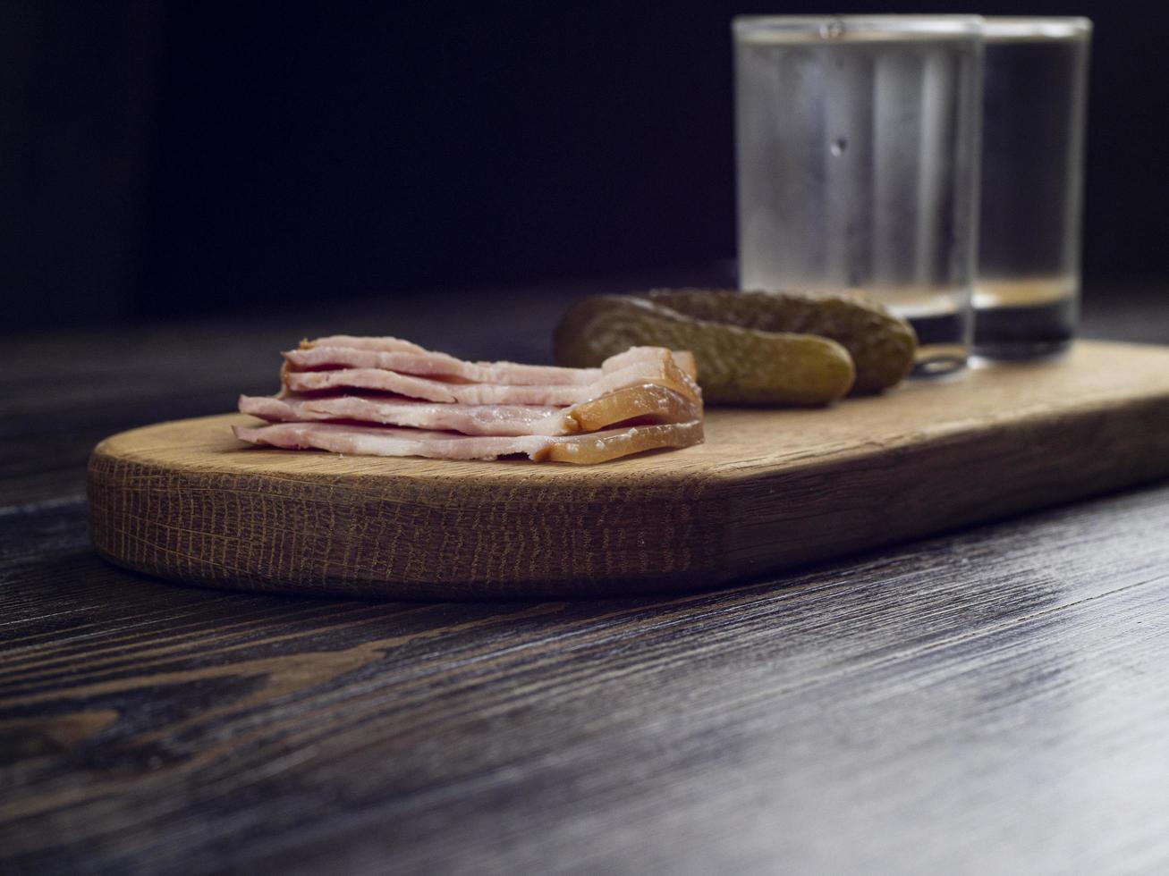 dois copos embaçados com vodka gelada foto