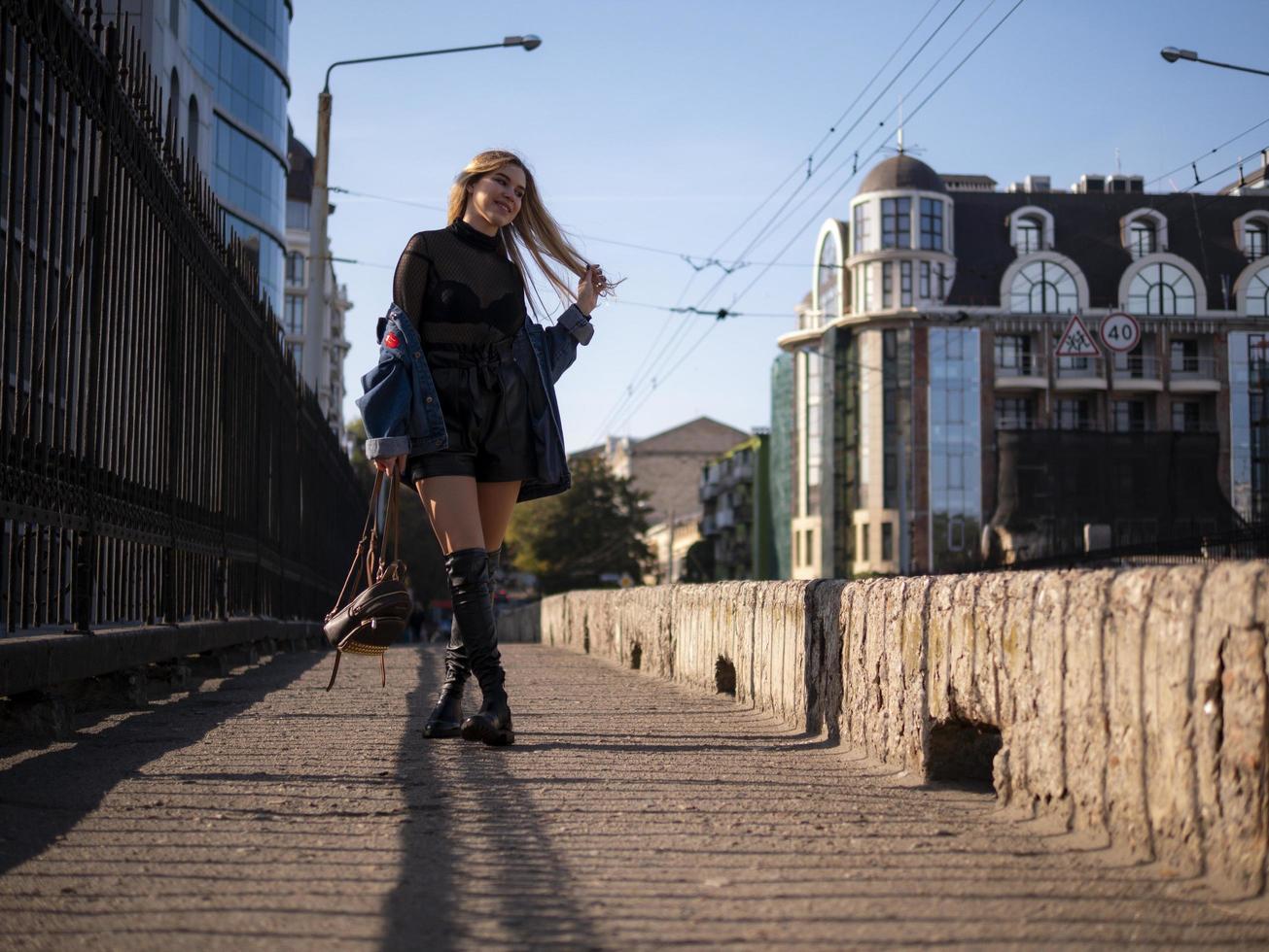 adolescente elegante com cabelos soltos em pleno crescimento em uma ponte foto