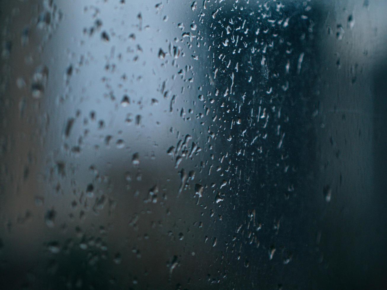 gotas de chuva na janela. janela molhada luzes da cidade gotas de chuva foto