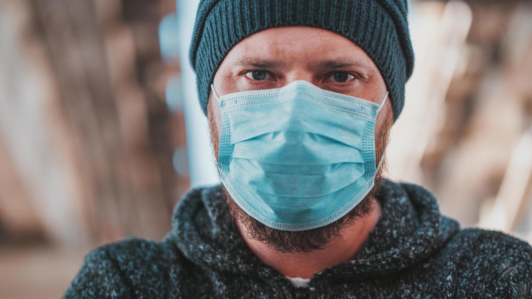 Feche o retrato de um homem moderno com uma máscara médica foto