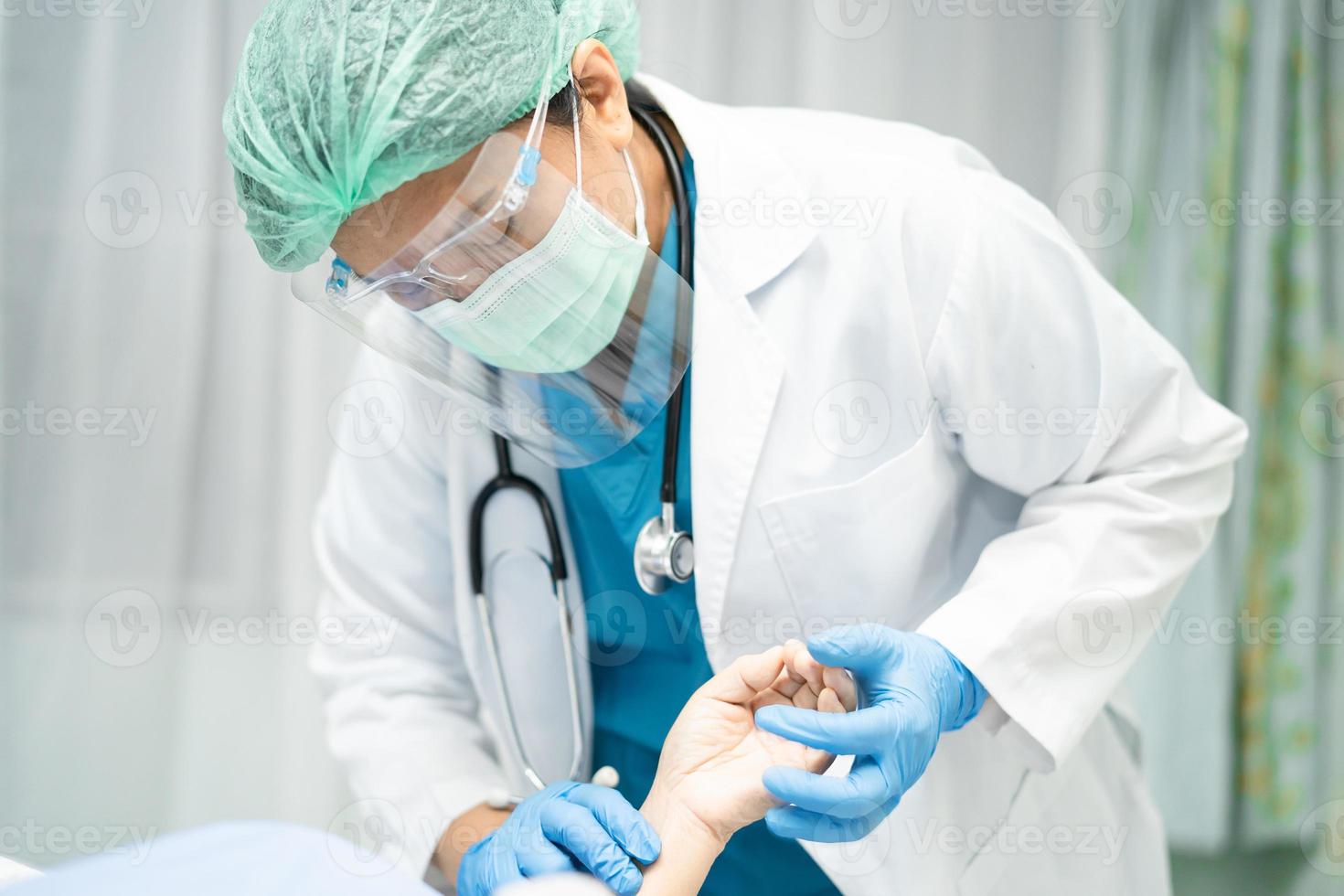 médico asiático vestindo terno ppe para proteger o coronavírus. foto