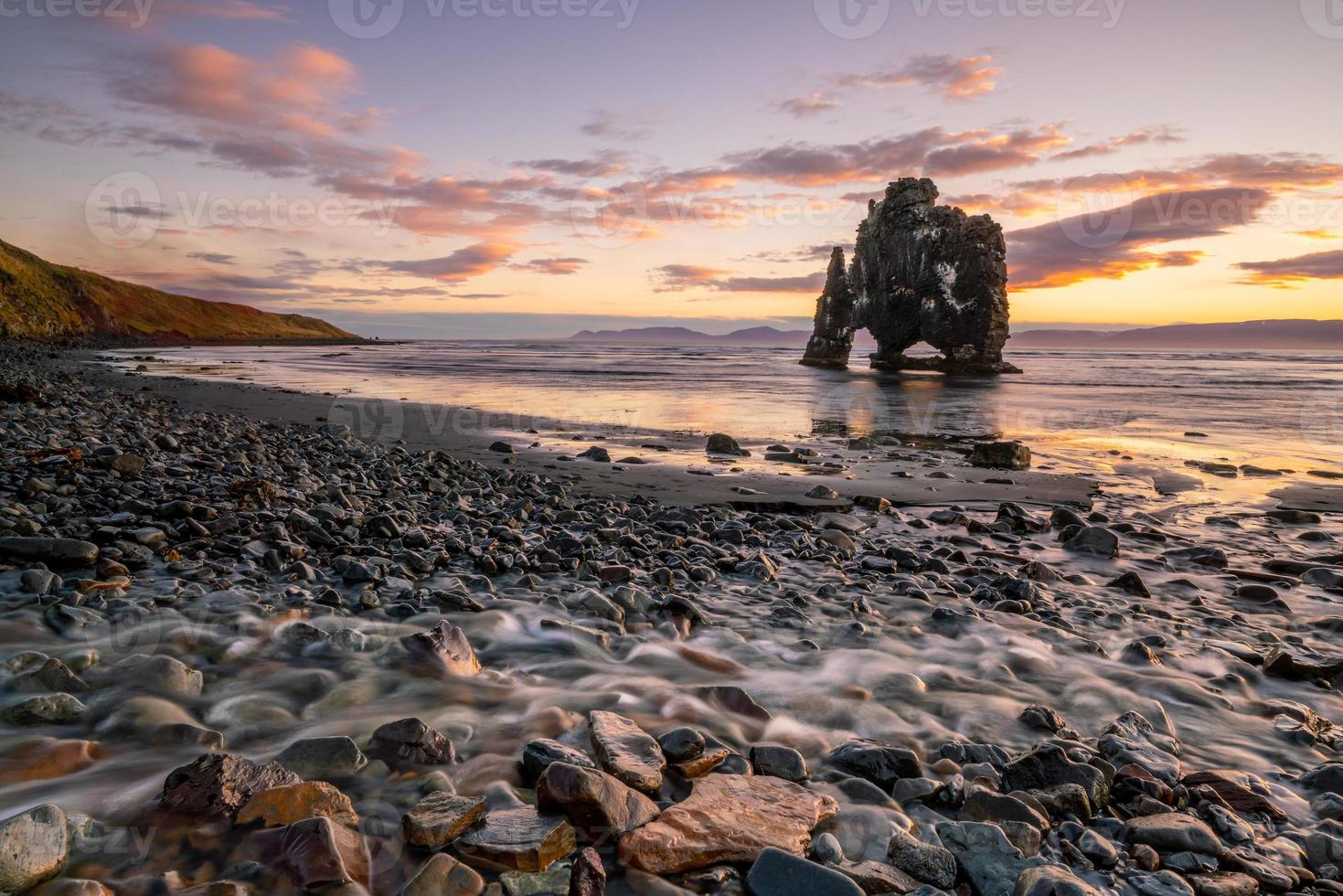 paisagem da natureza islandesa. atrações turísticas famosas, hvitserkur foto