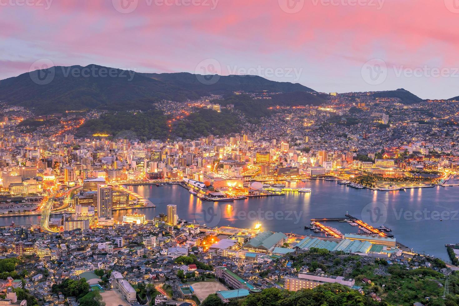 bela vista aérea panorâmica do horizonte de nagasaki à noite foto