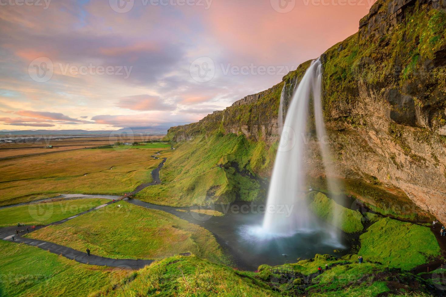 Cachoeira Seljalandsfoss ao pôr do sol na Islândia foto