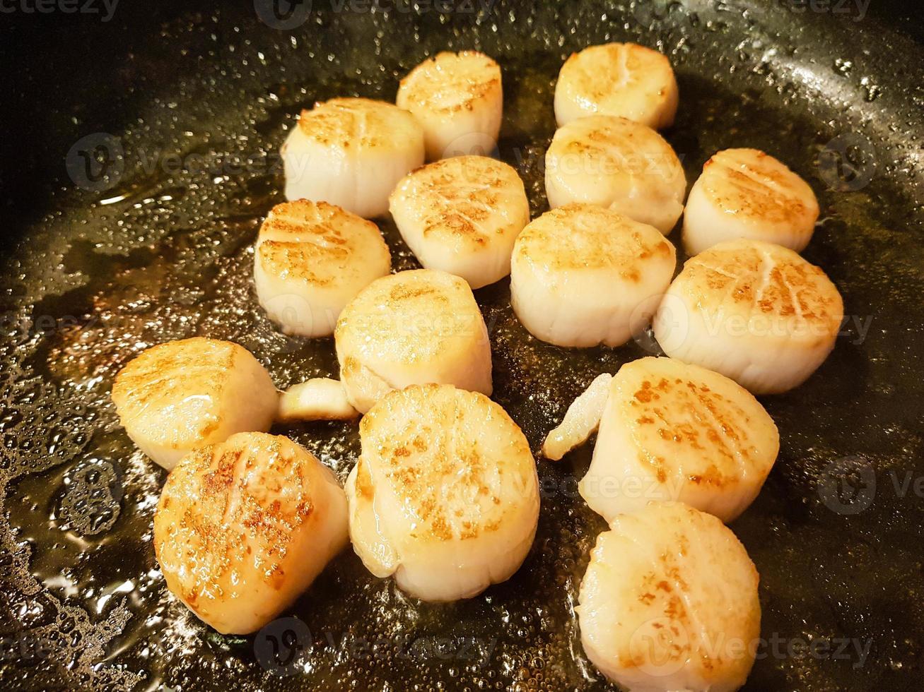 vieiras com ervas e especiarias de macarrão de linguine vermelho foto