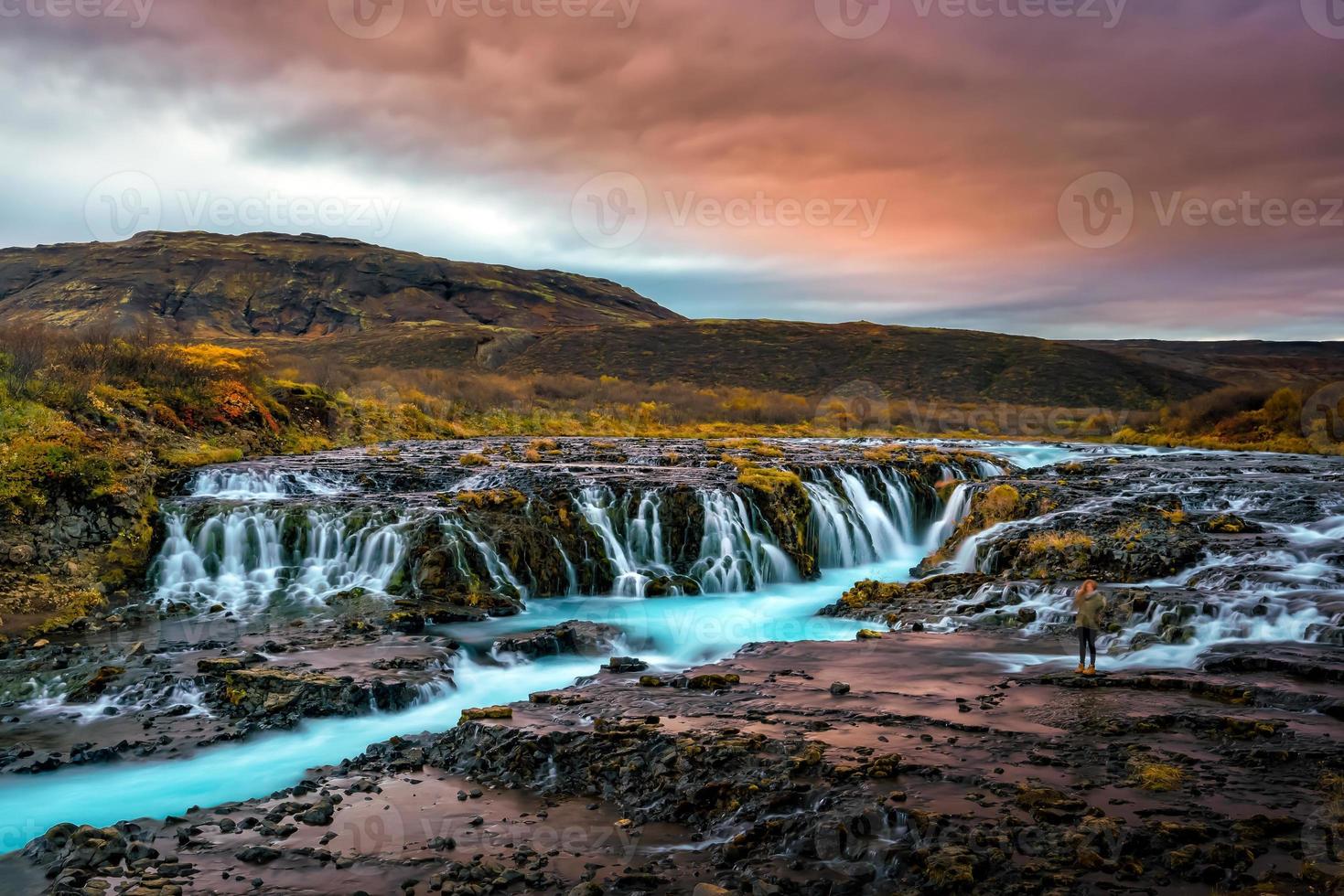 pôr do sol com cachoeira única - bruarfoss foto