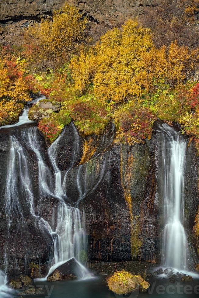 Cachoeira hraunfossar na Islândia. outono foto