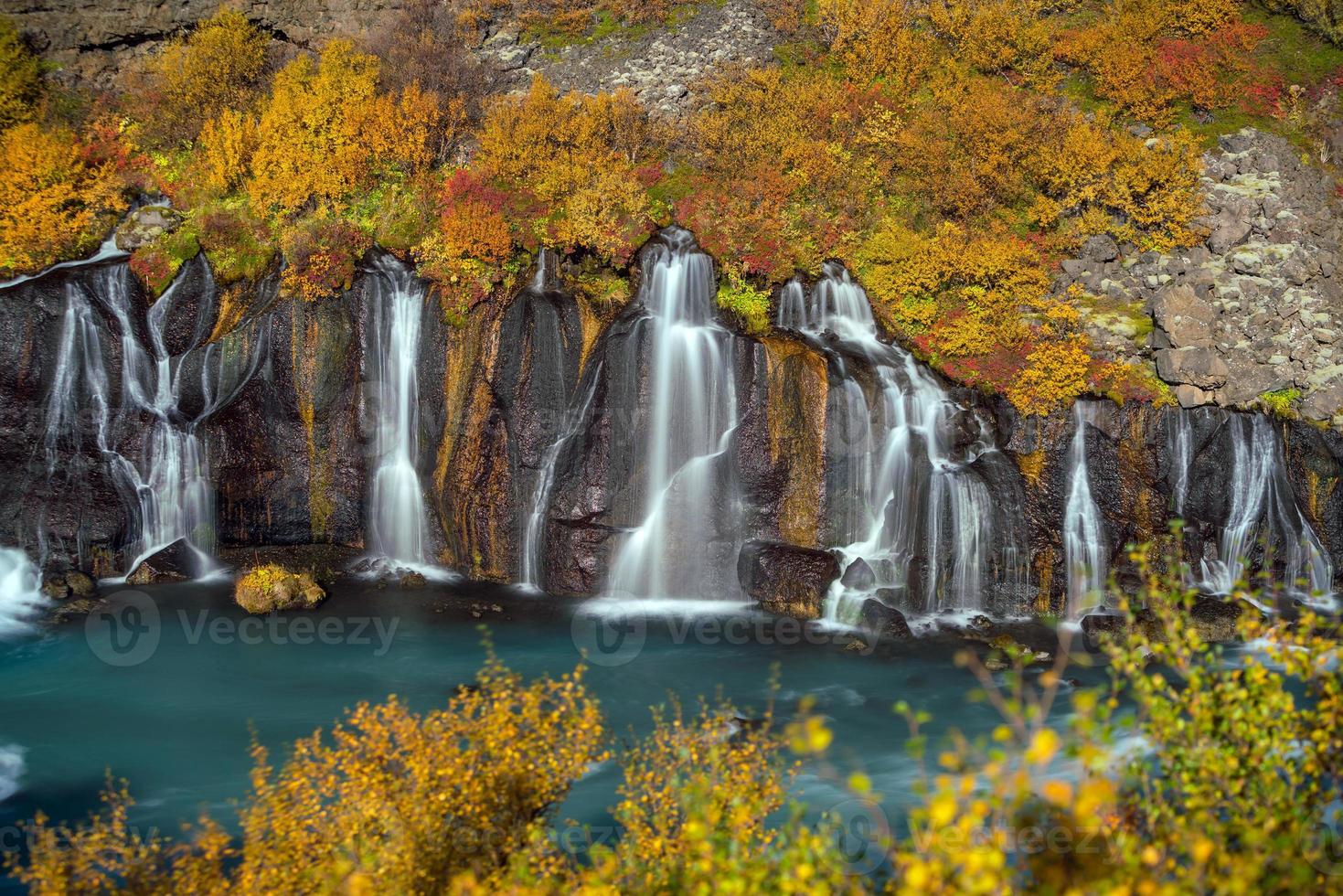 Cachoeira hraunfossar na Islândia. outono foto