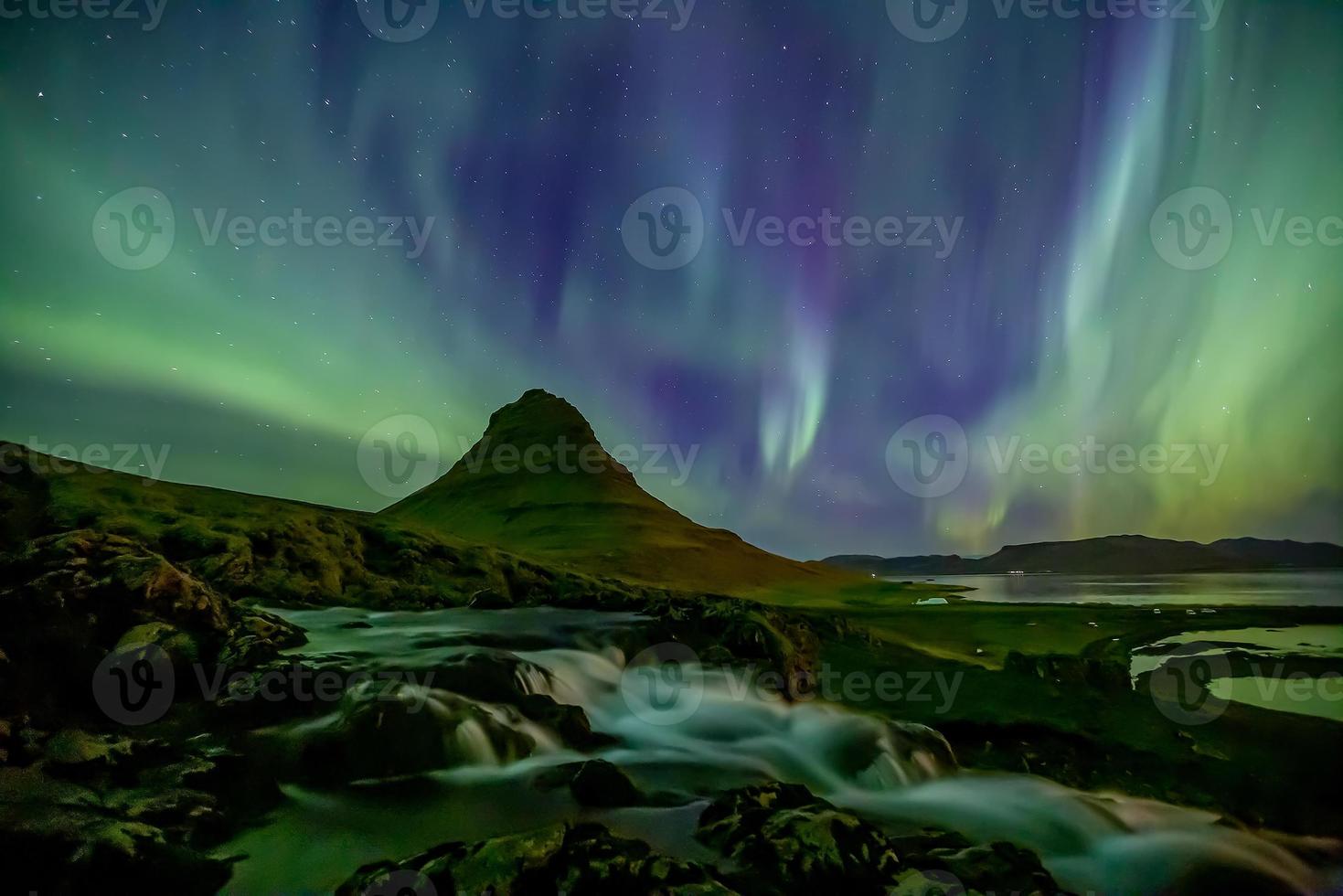 paisagem da Islândia à noite com aurora foto