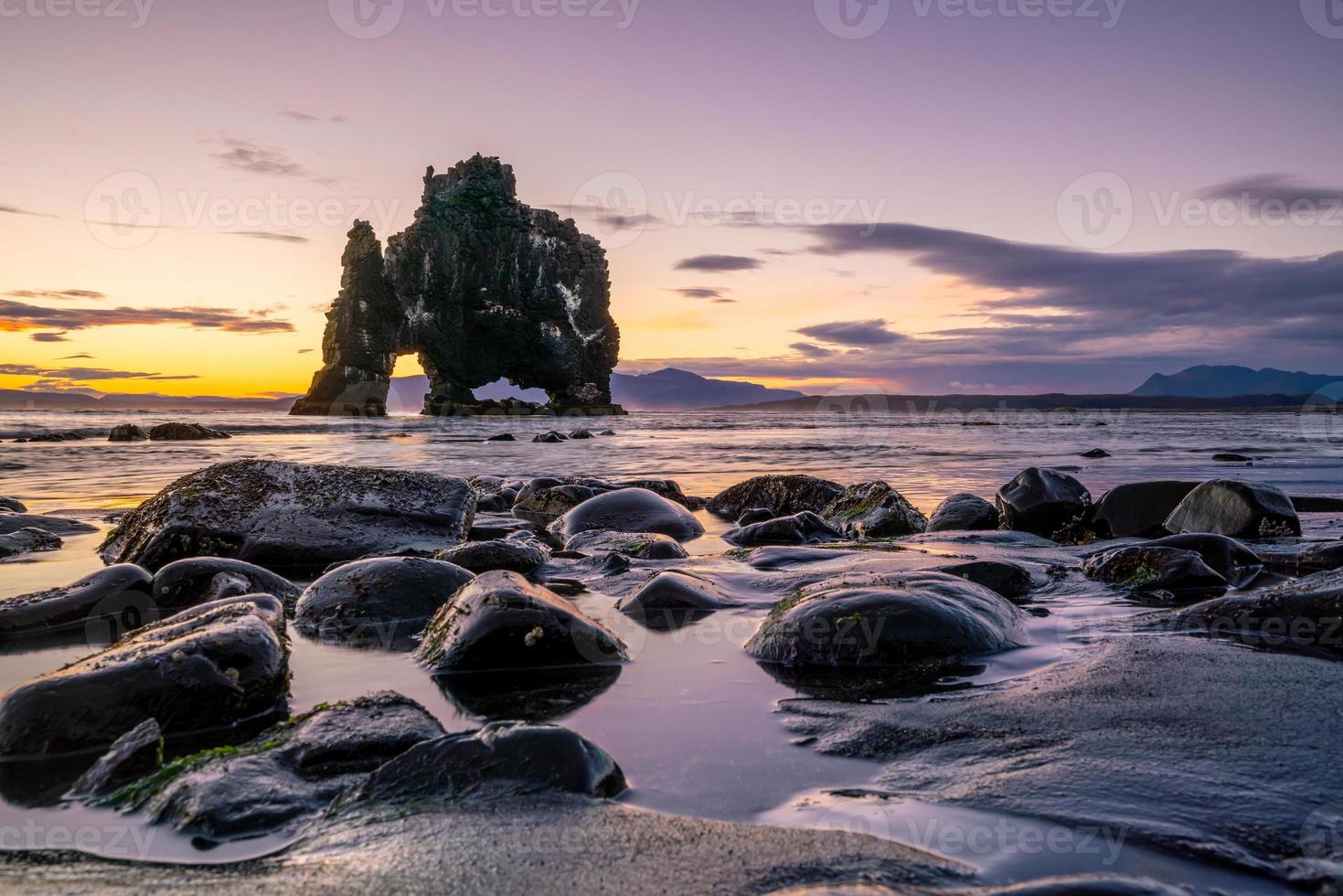 paisagem da natureza islandesa. atrações turísticas famosas, hvitserkur foto