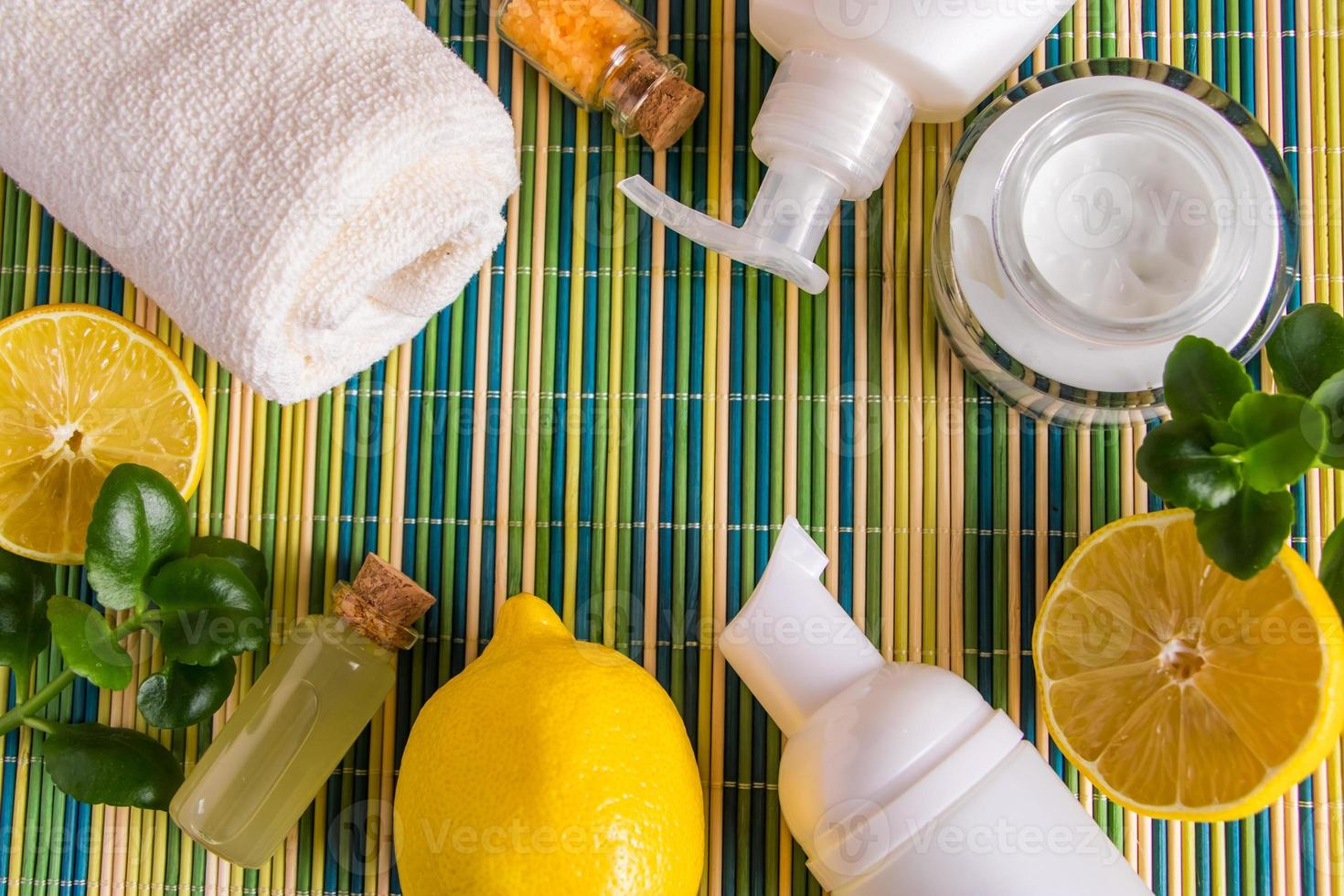 cosméticos ecológicos com óleo de limão. produtos para tratamentos de spa foto