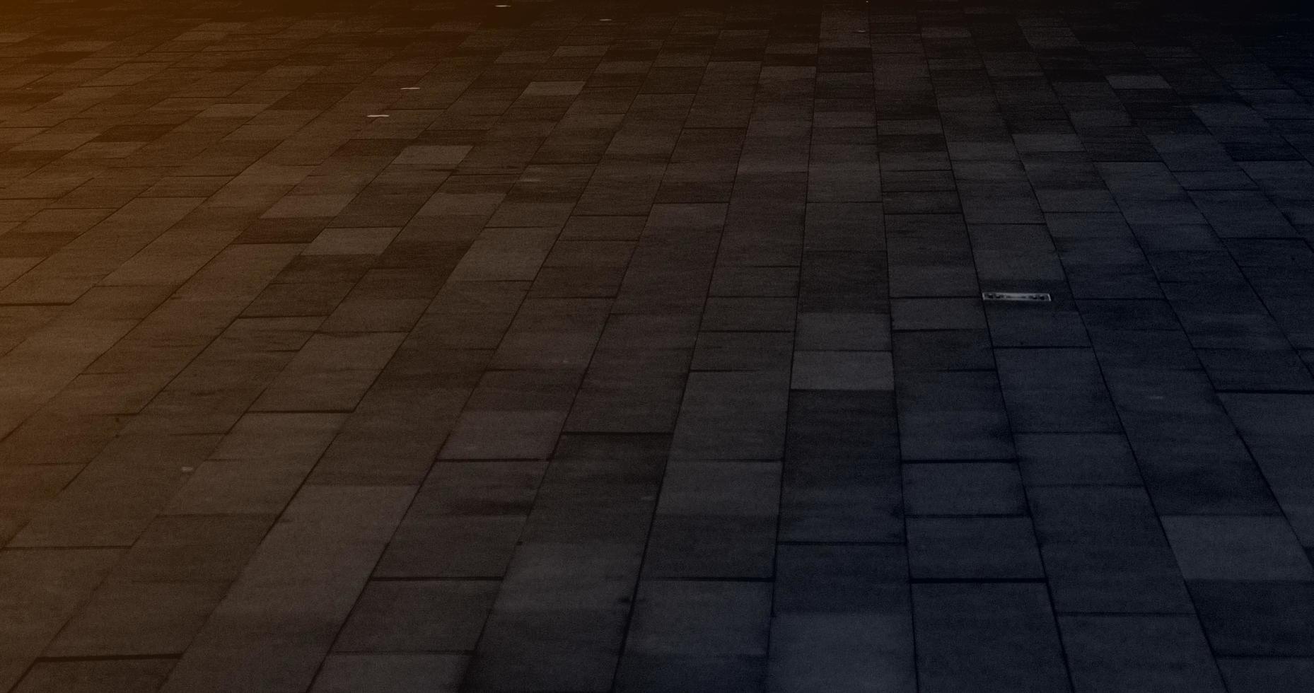 chão da rua com um tema escuro foto