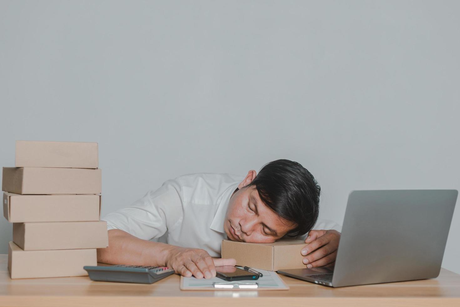 homem vendendo online em casa ideias para pequenas empresas foto