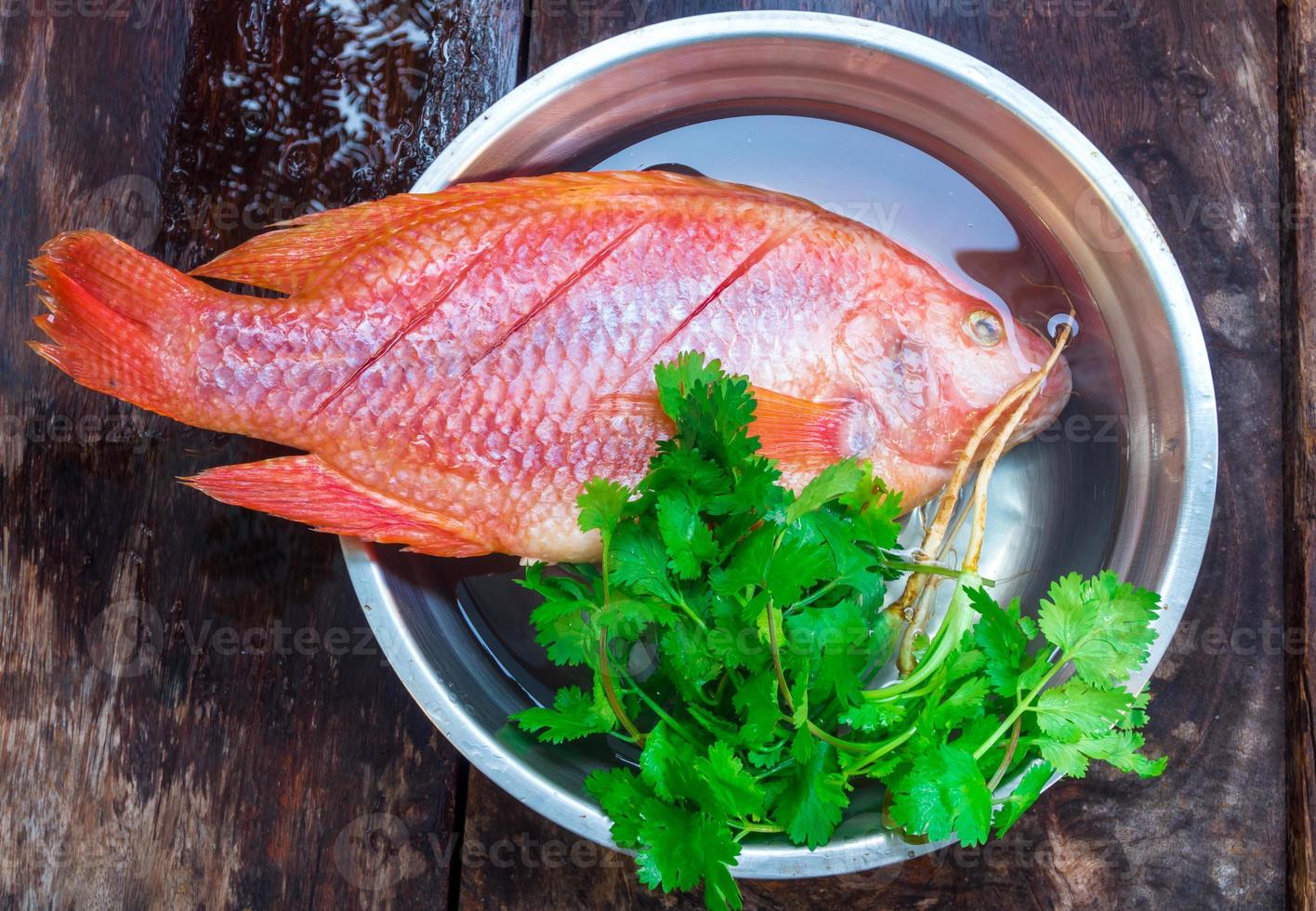 peixes frescos são preparados para cozinhar foto