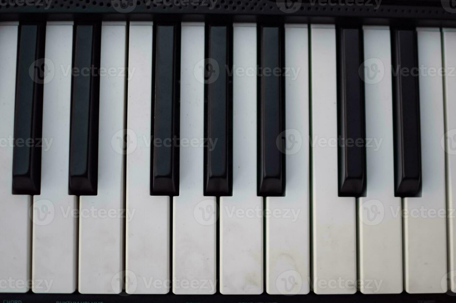 fechar-se do piano chaves. piano Preto e branco chaves e piano teclado musical instrumento colocada às a casa sacada durante ensolarado dia. foto