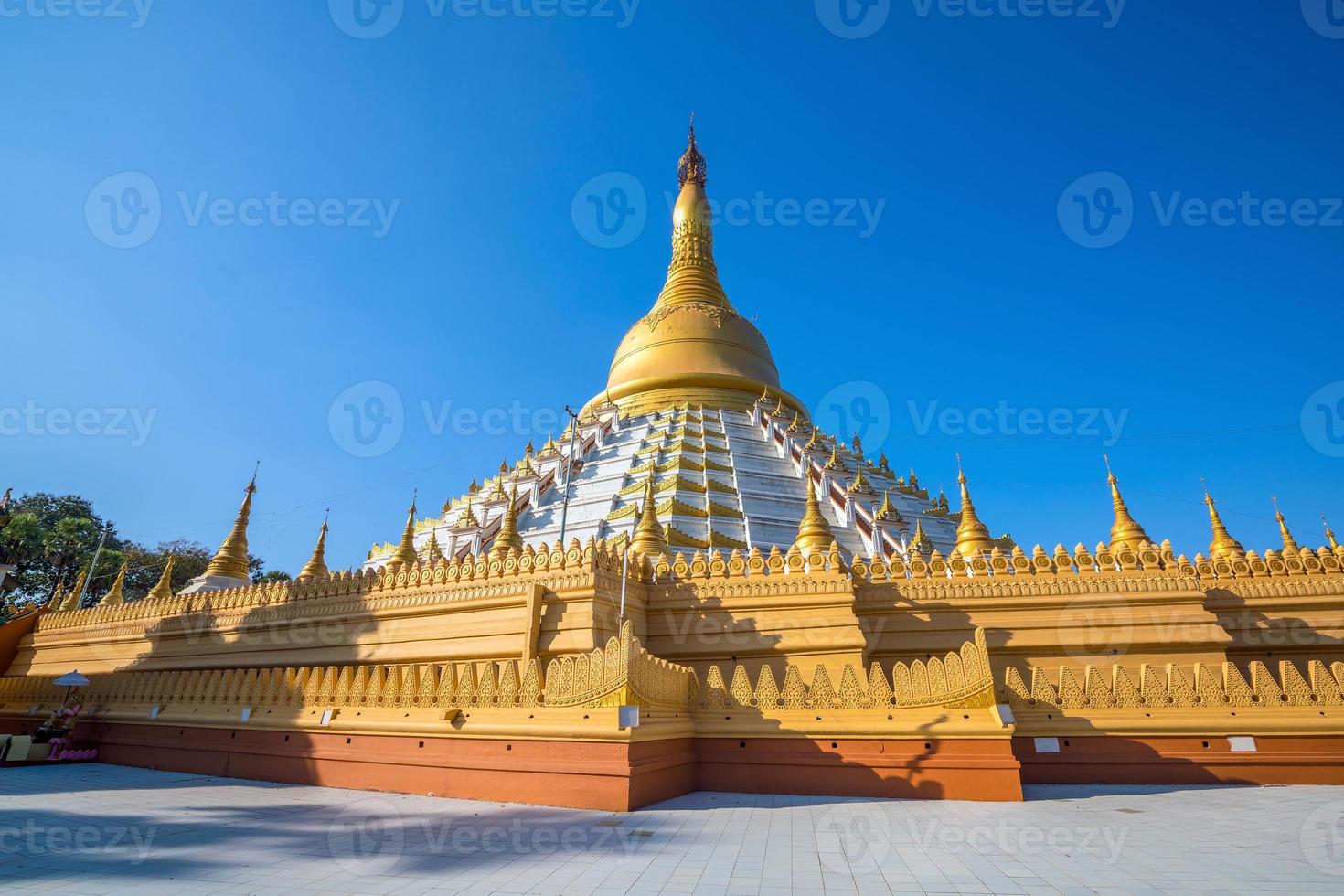 pagode mahazadi com céu azul em bago foto