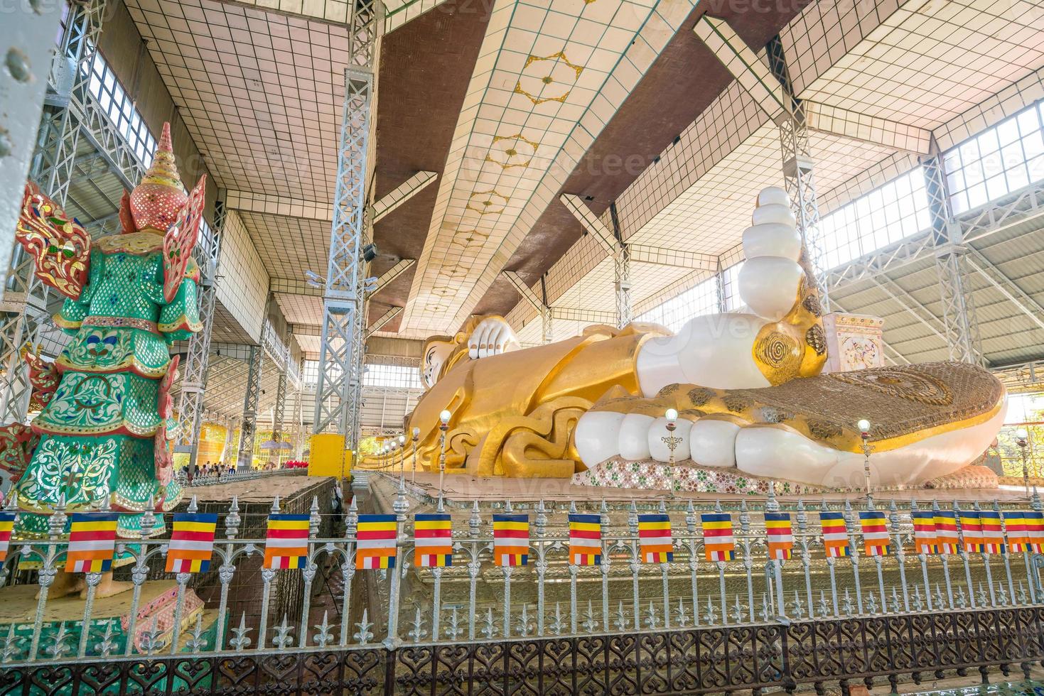 shwethalyaung buda reclinado em bago, myanmar foto