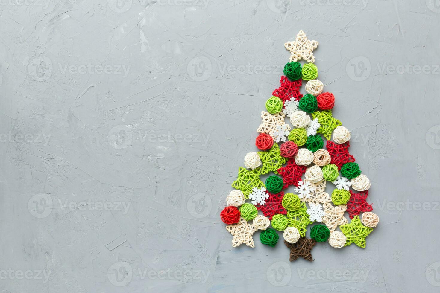 Natal árvore fez a partir de colori feito à mão bola decoração em colori fundo, Visão a partir de acima. Novo ano mínimo conceito com cópia de espaço foto