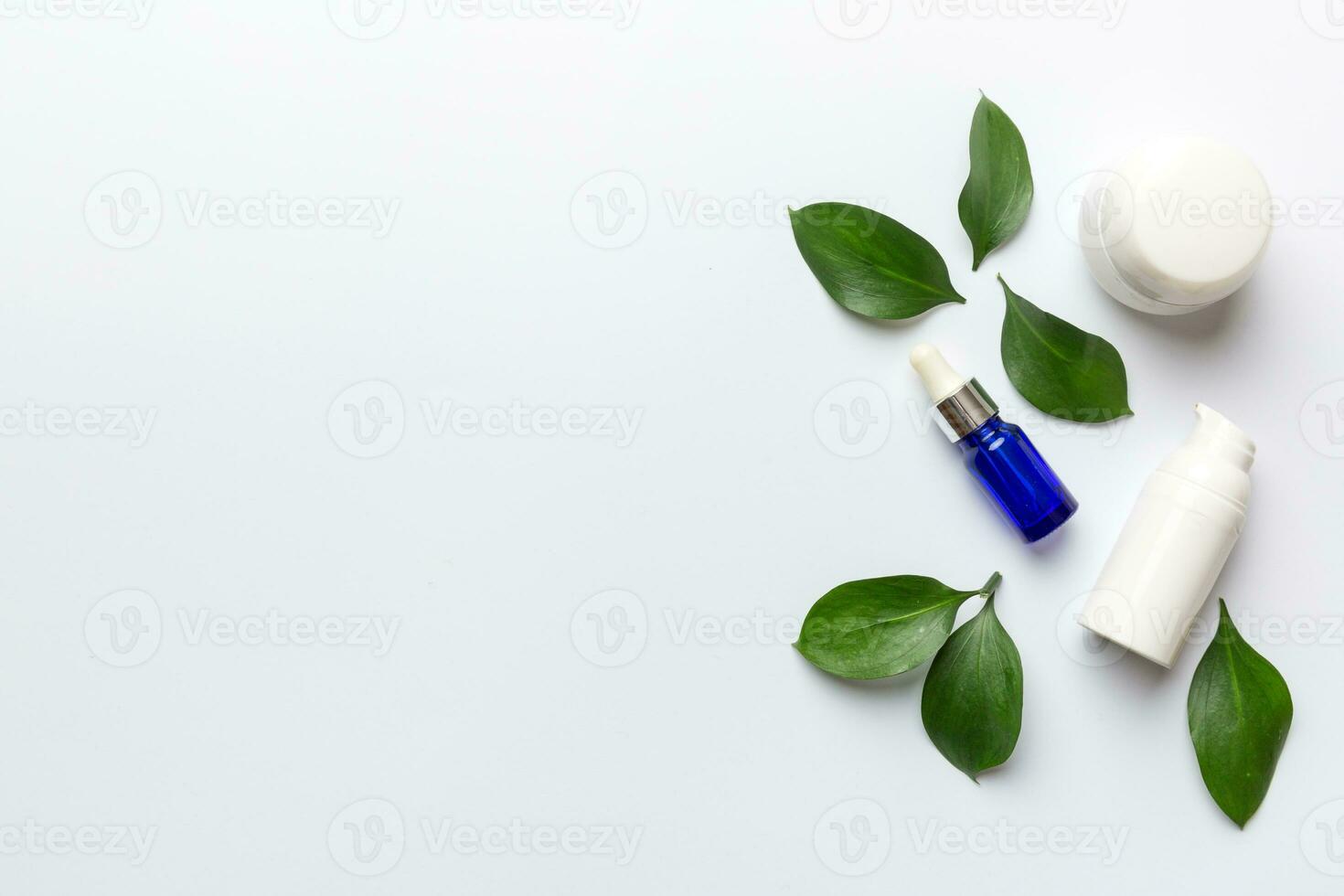 orgânico Cosmético produtos com verde folhas em branco fundo. cópia de espaço, plano deitar foto