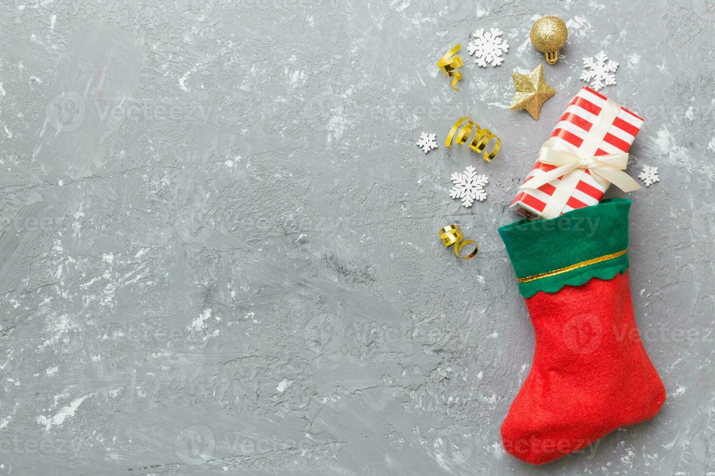 santa vermelho meia topo Visão em a cor fundo com esvaziar espaço. Natal fundo foto