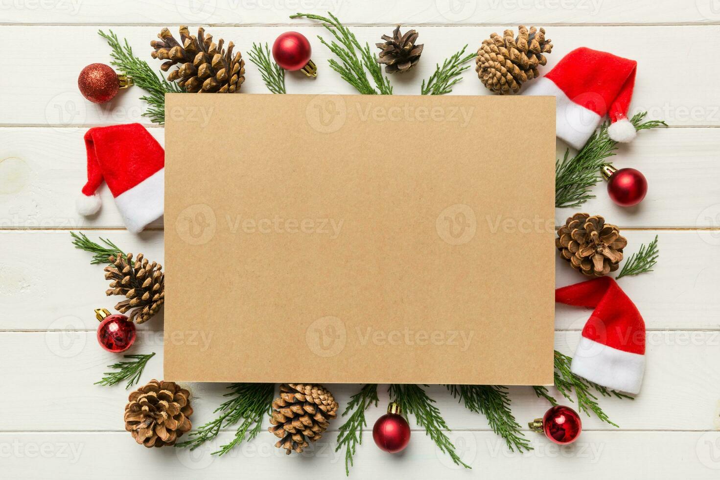 plano deitar Natal composição. quadrado papel em branco, pinho árvore galhos, Natal decorações em colori fundo. topo visualizar, cópia de espaço para texto foto