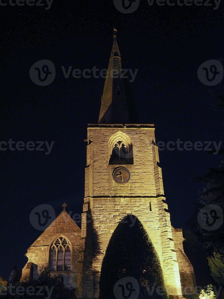 Igreja de Santa Maria Madalena em Tanworth em Arden à noite foto