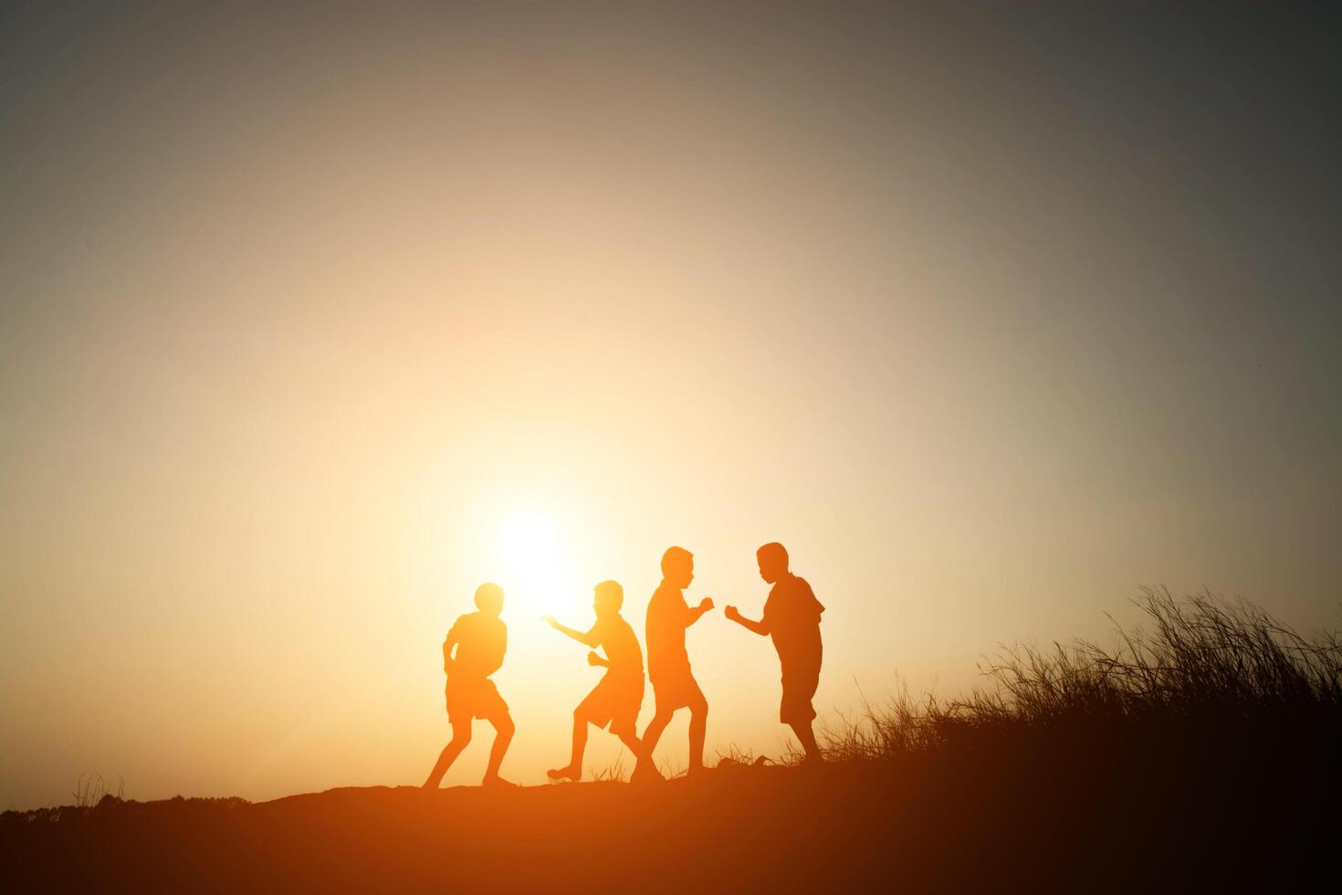 crianças brincando no pôr do sol de verão, hora feliz foto