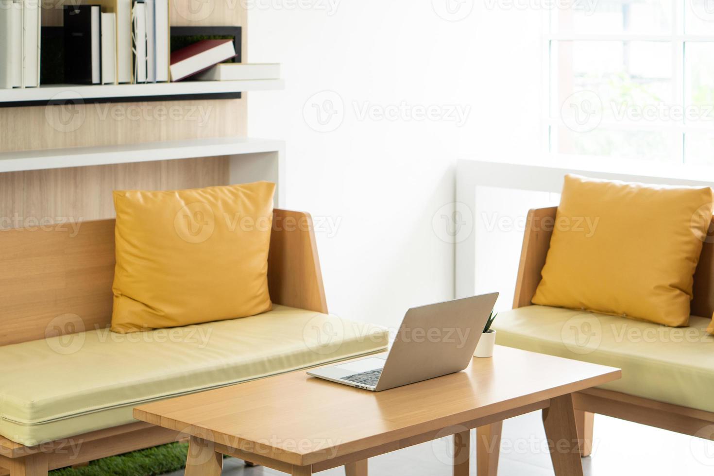 Canto sofá aconchegante na sala de estar em casa. conceito de interior foto