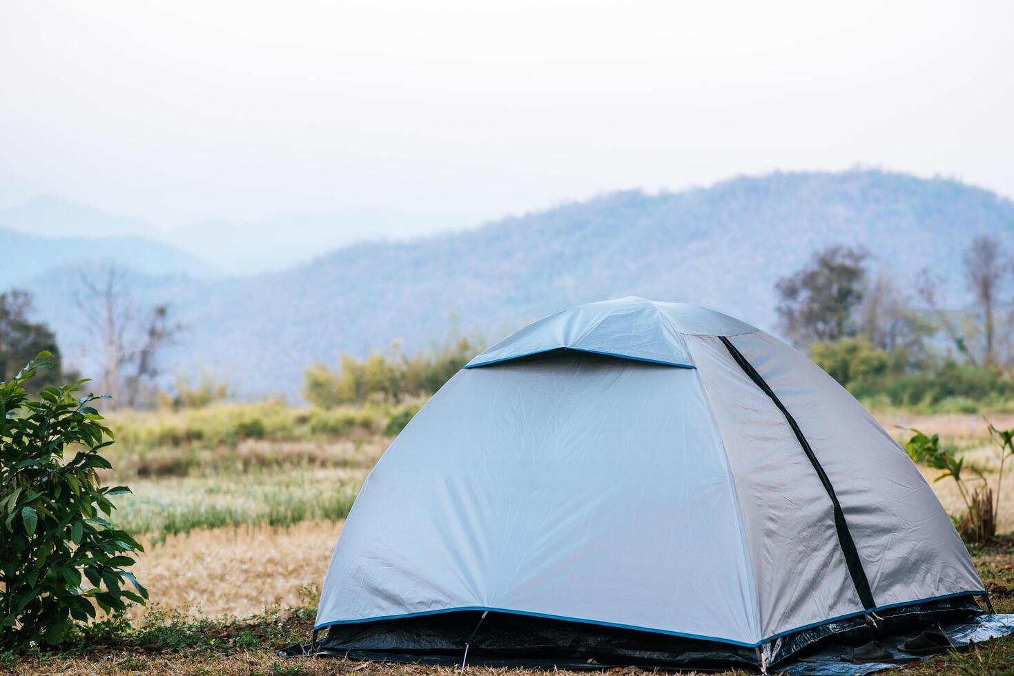 tenda turística em acampamento na montanha foto